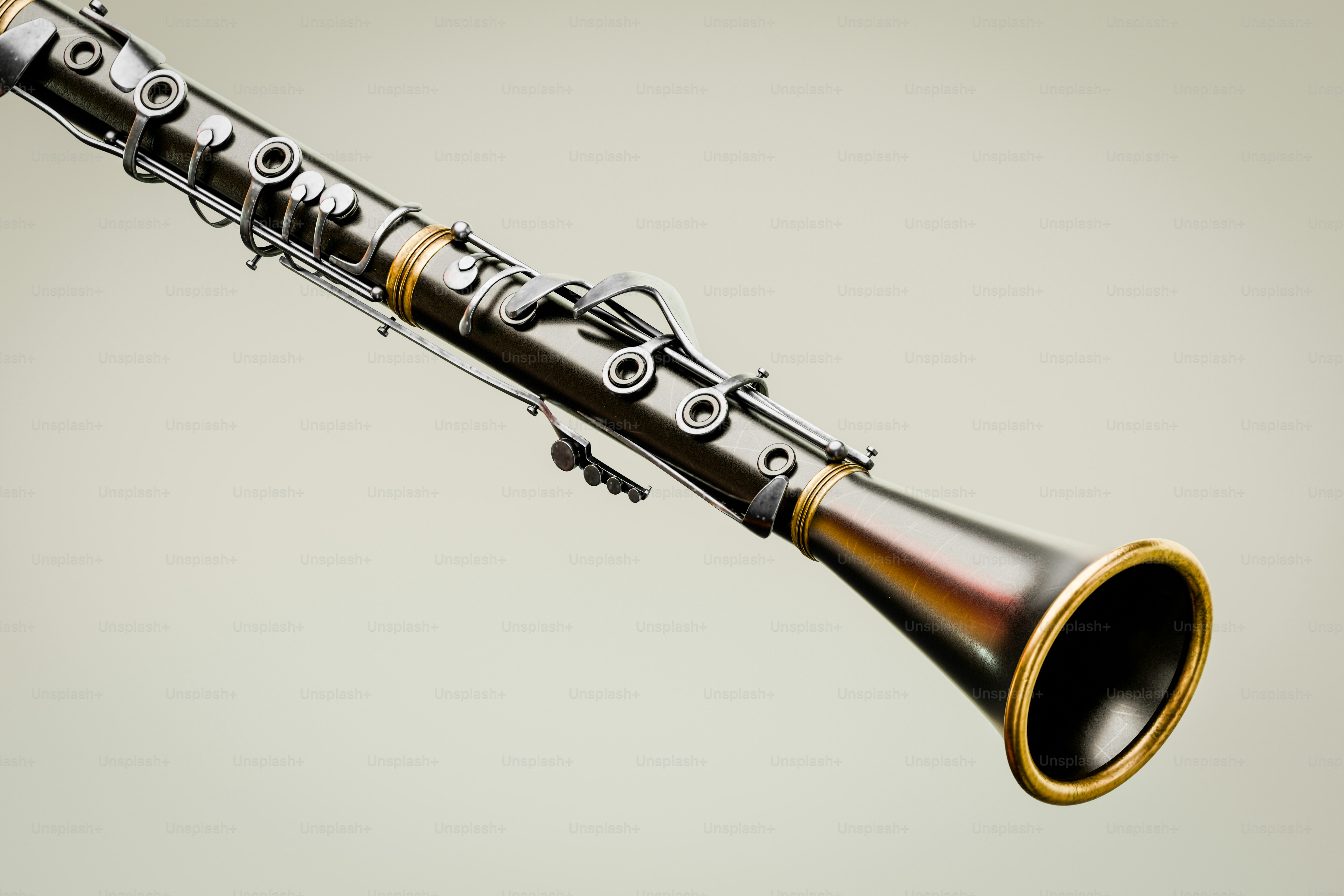 Um close de um clarinete preto com detalhes dourados.