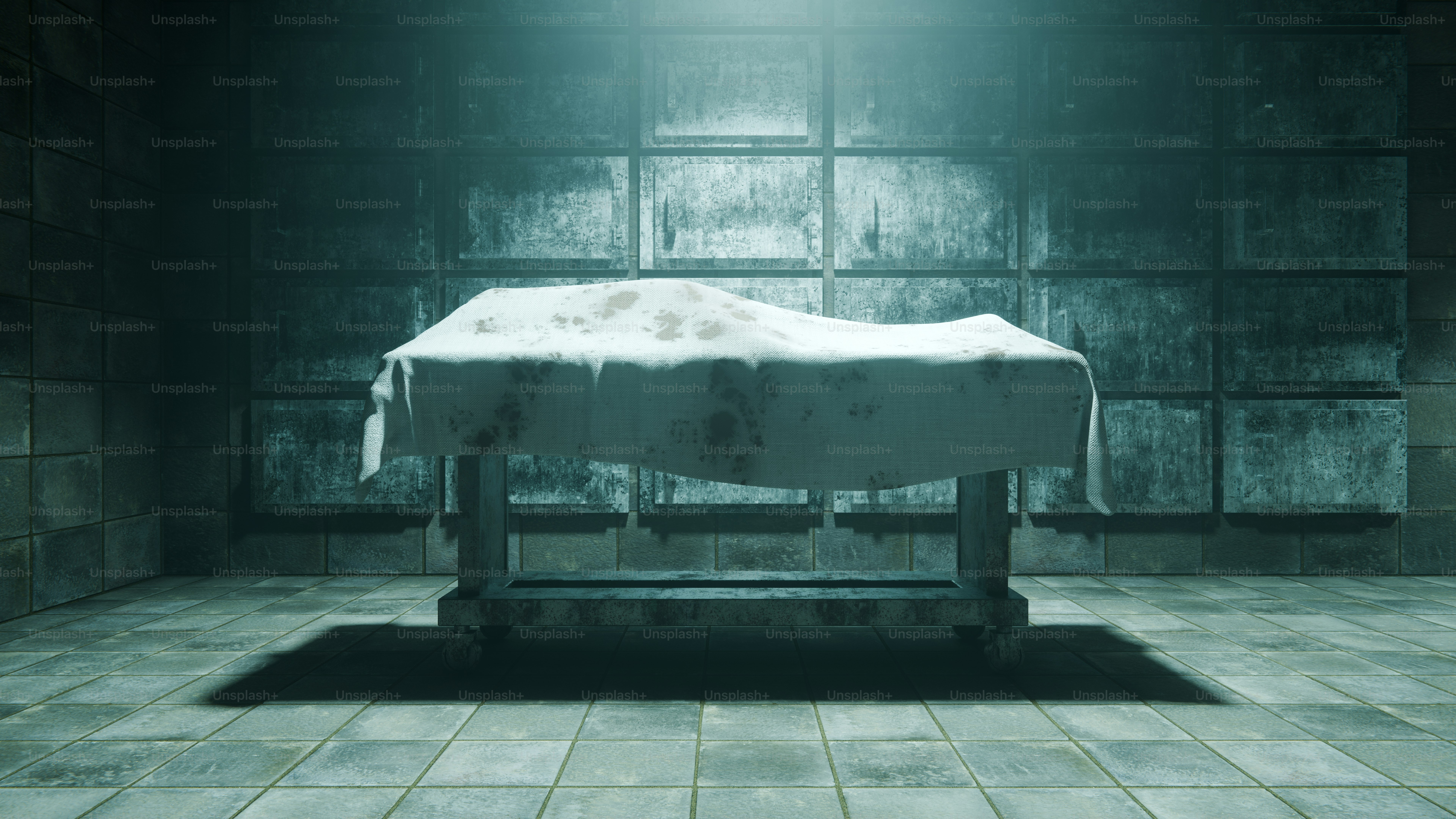 暗い部屋のテーブルの上に覆われた遺体。