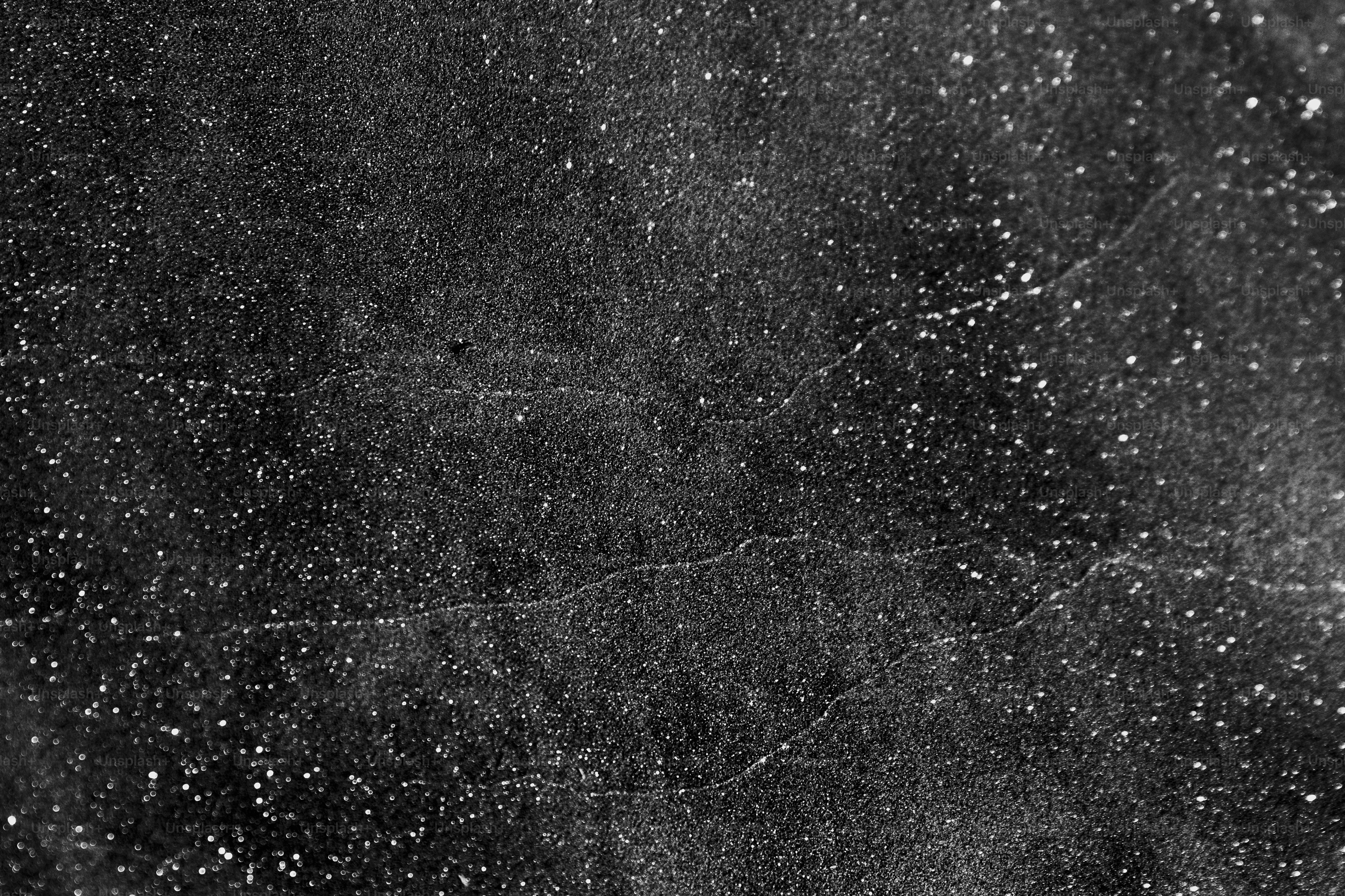 Primo piano del ghiaccio con bolle d'aria e crepe.