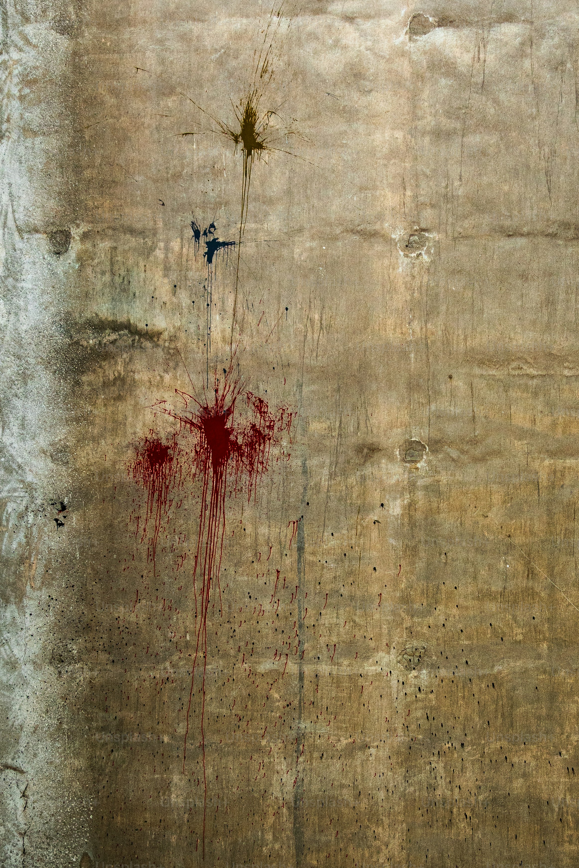 Vernice schizzata su una parete di cemento testurizzata