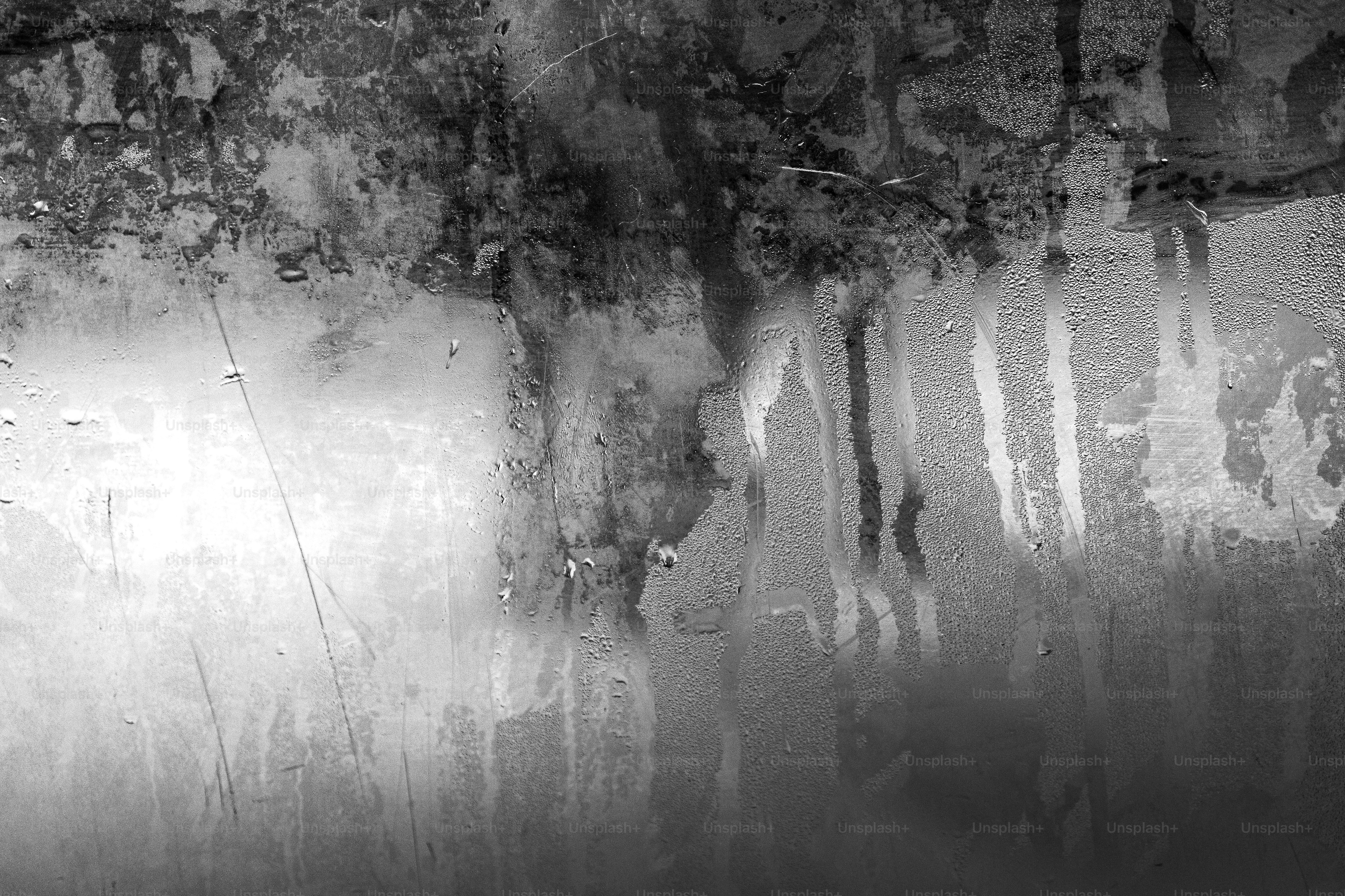 Primo piano di una superficie testurizzata, astratta, in bianco e nero.