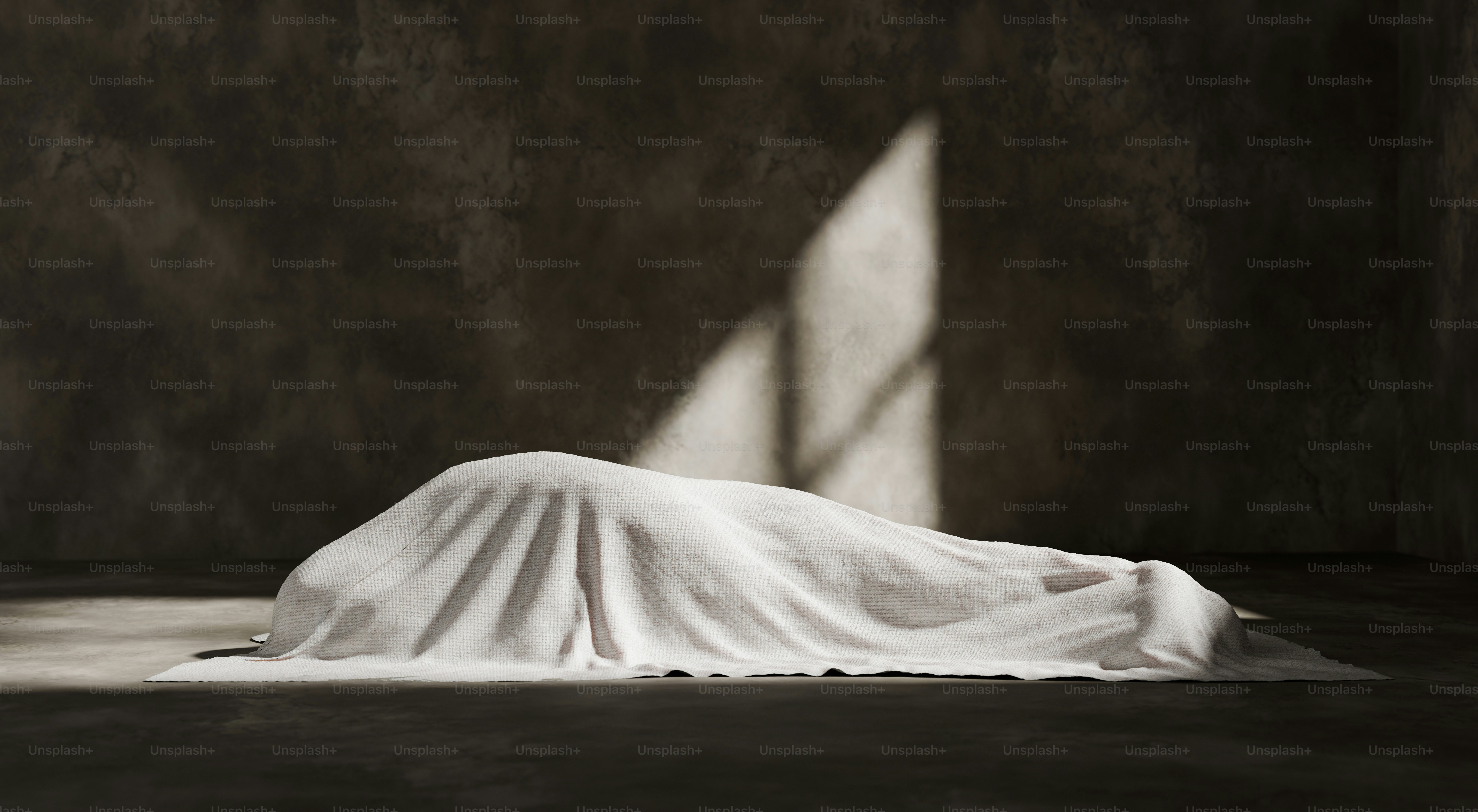 Corpo coberto por lençol branco em quarto escuro