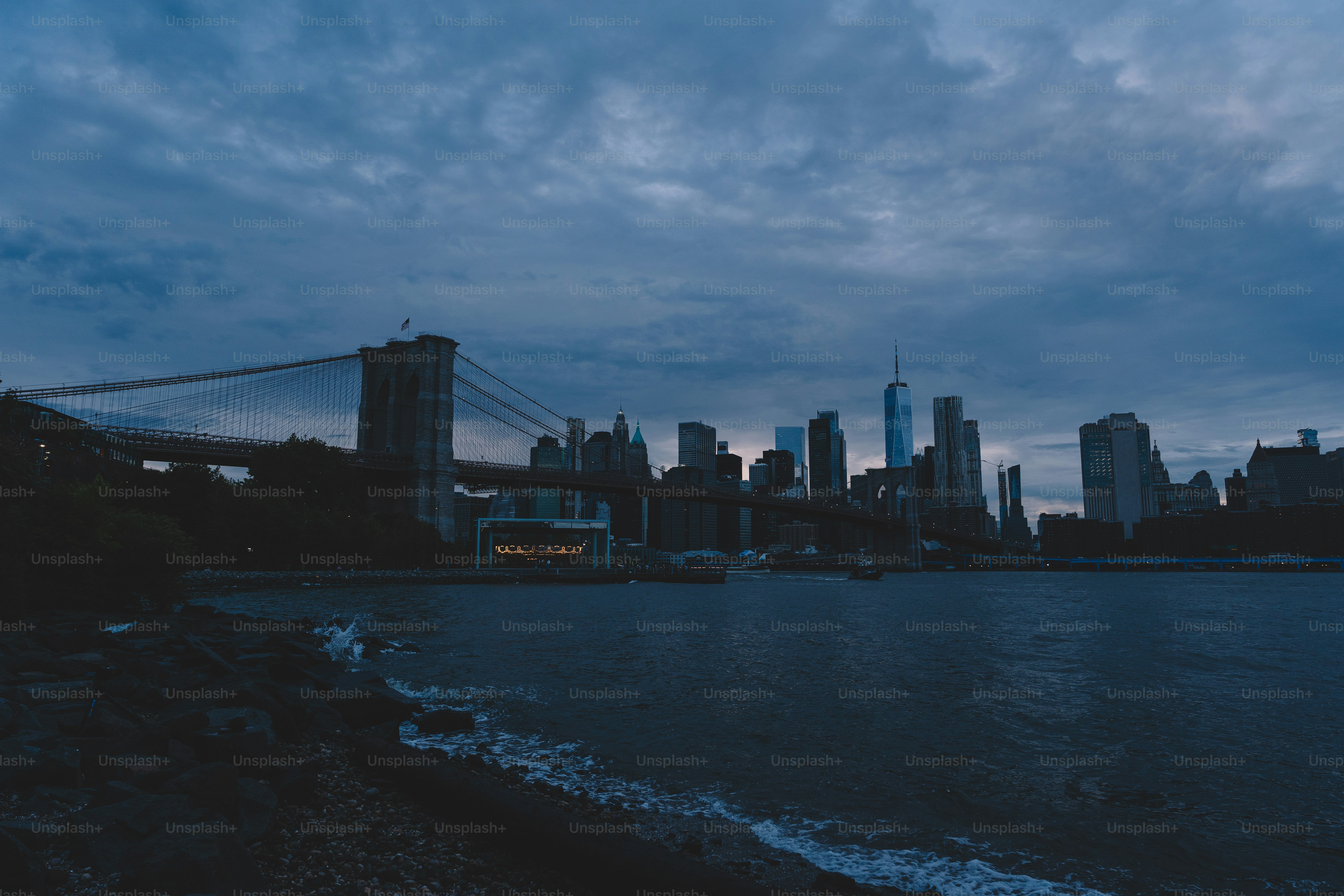 Perfil de Nueva York y puente de Brooklyn al anochecer.