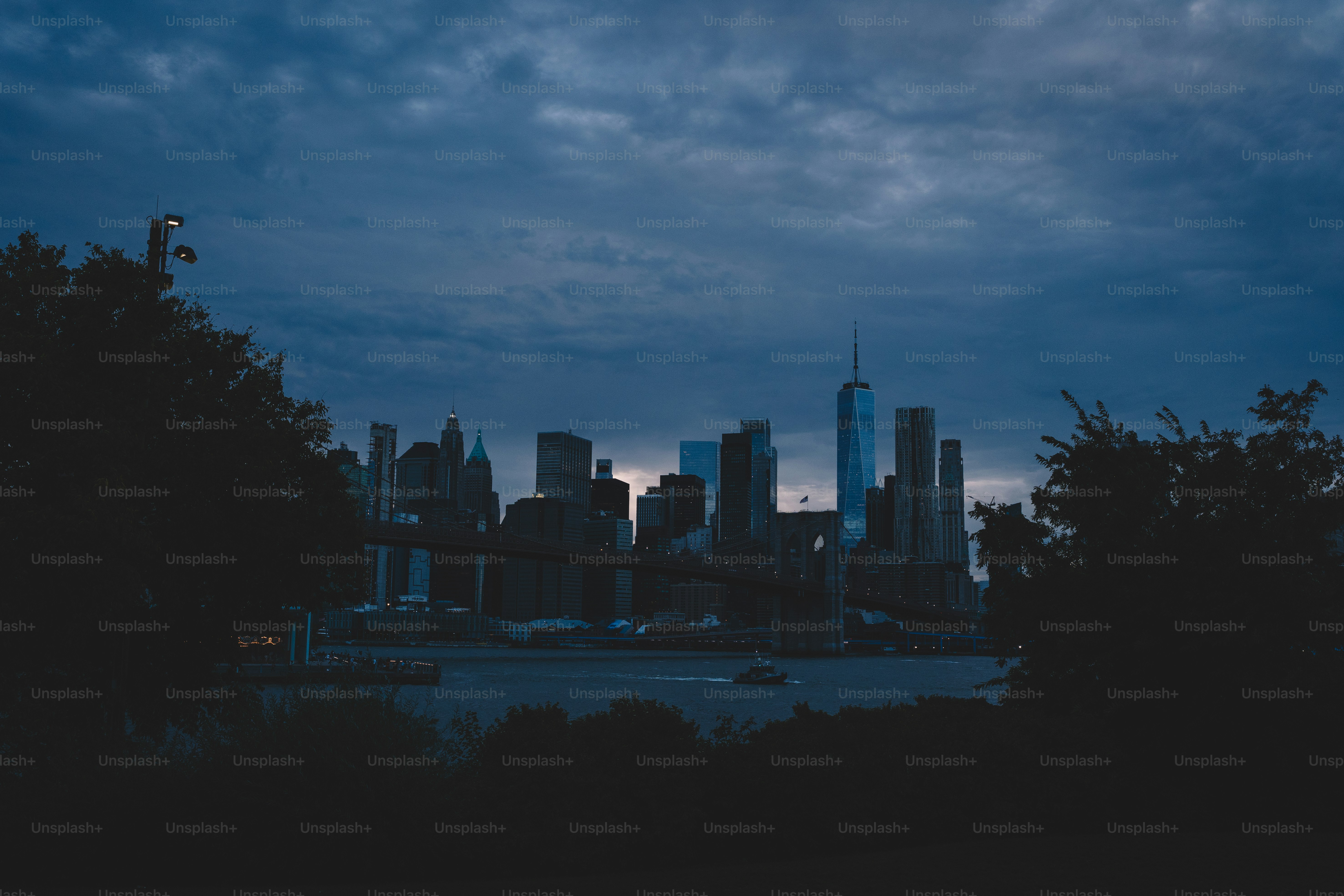 Horizonte de la ciudad al anochecer con nubes dramáticas