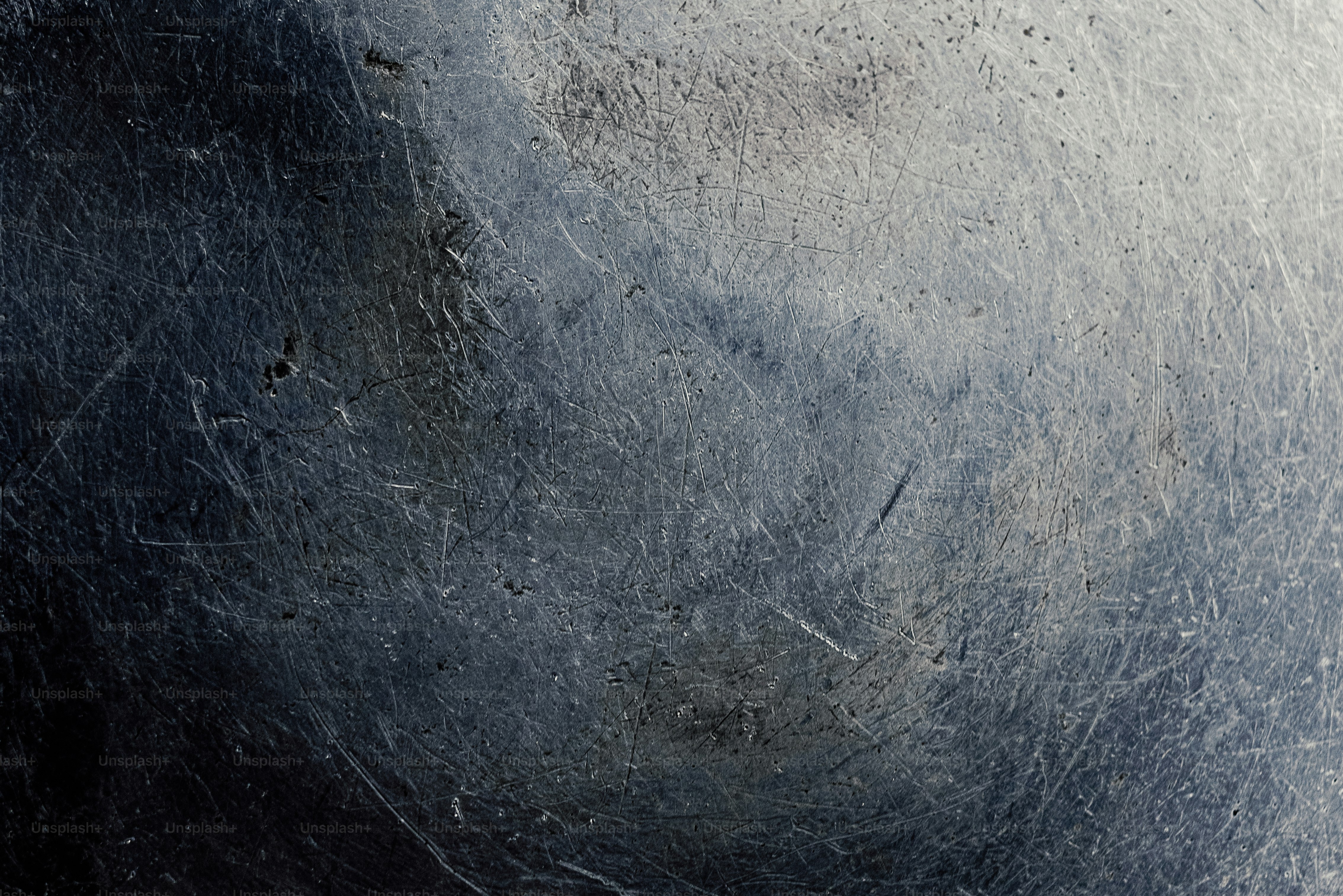 暗い色合いと明るい色調の傷ついた金属表面