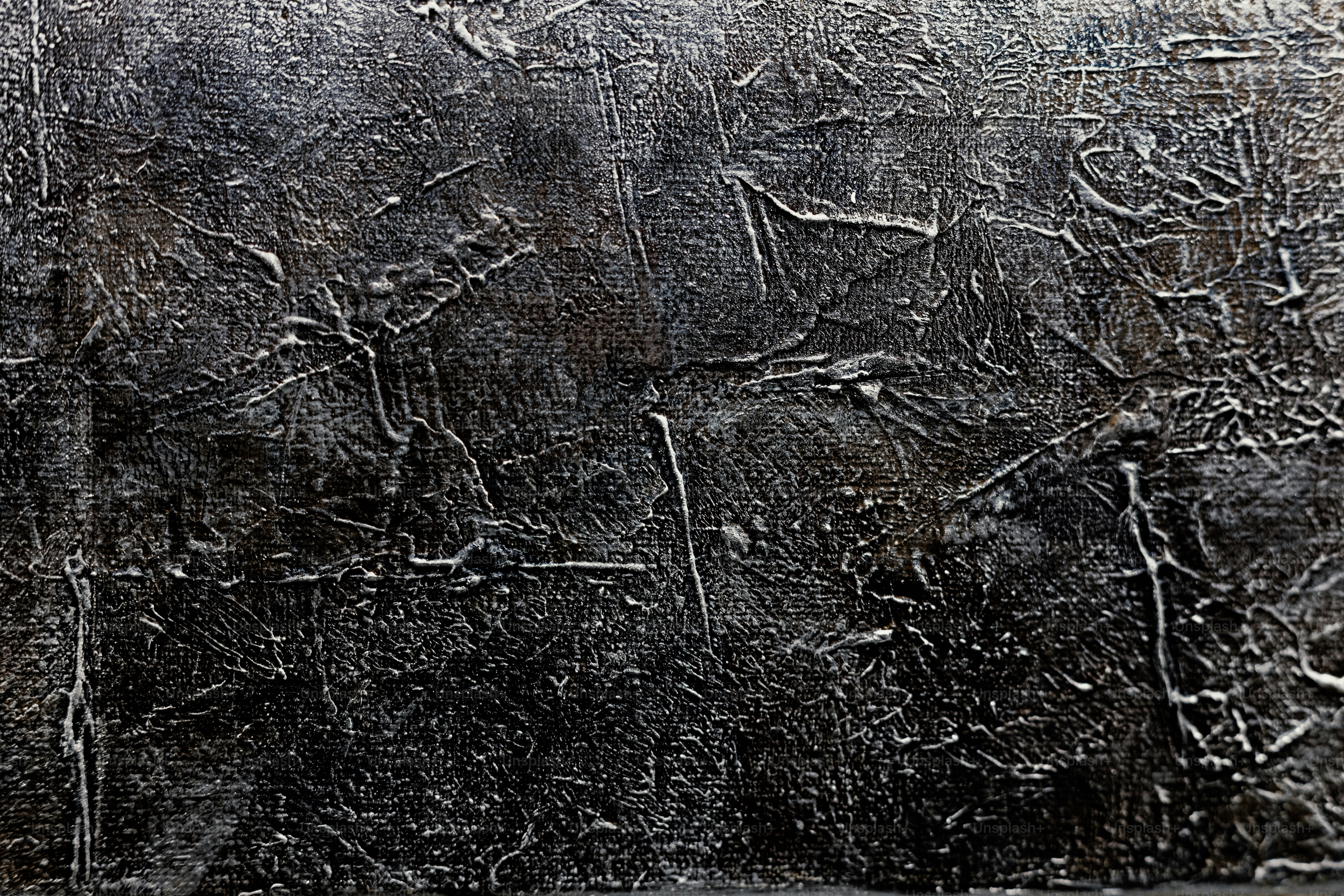 テクスチャのあるダークグレーの抽象背景に盛り上がった線