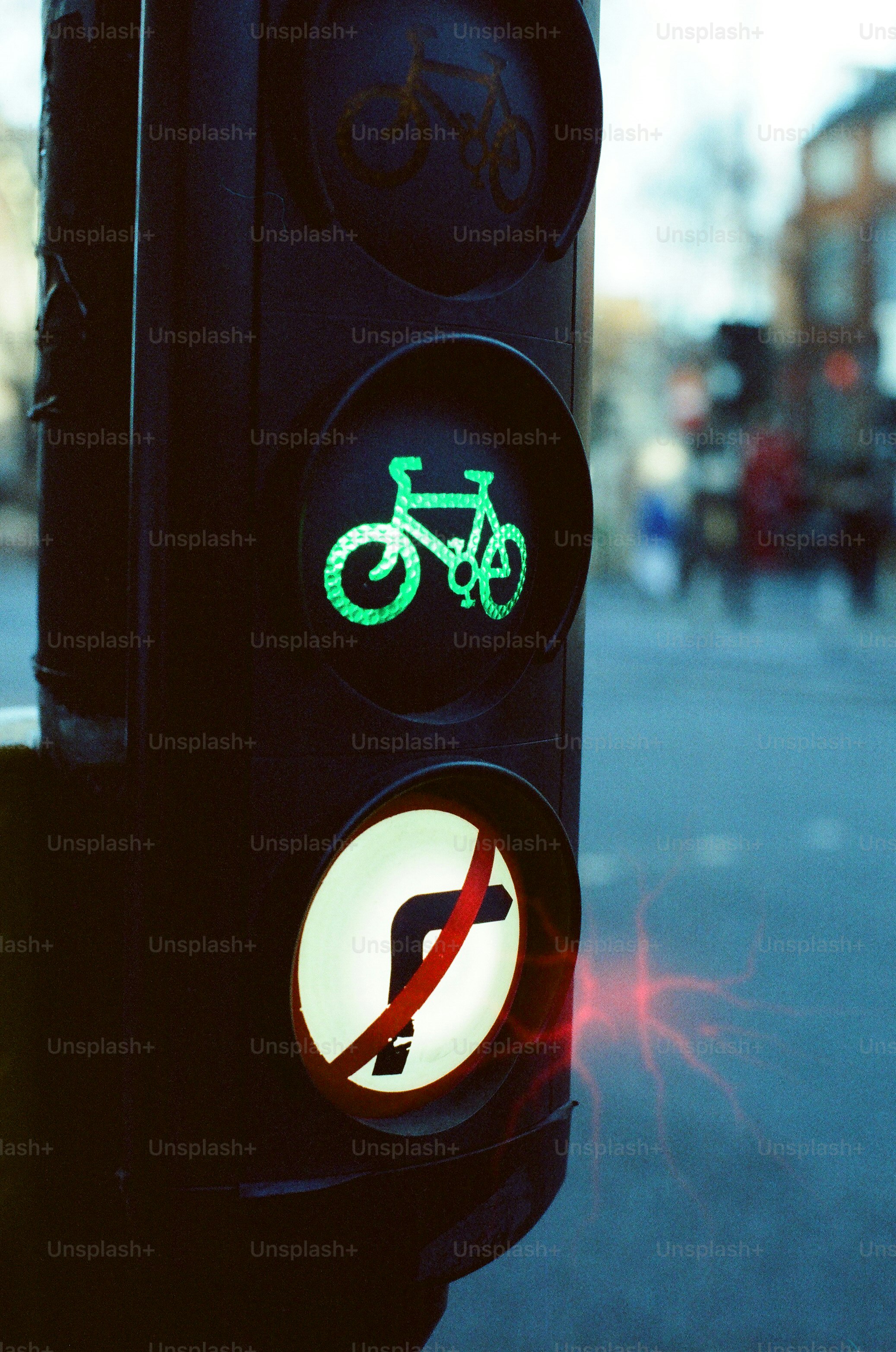 Grüne Fahrradampel ohne Rechtsabbieger.