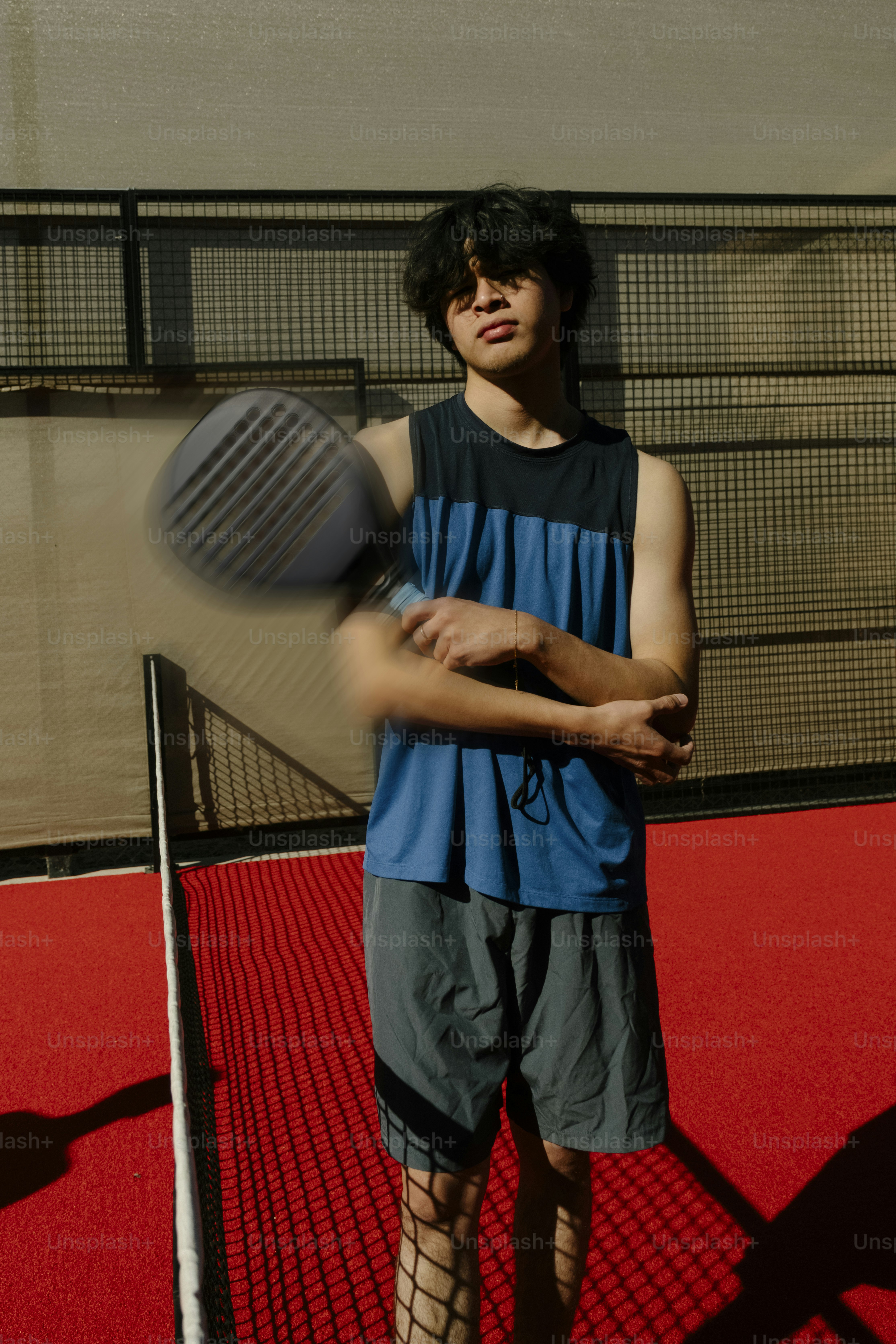 赤いコートでパドルを持つ若者