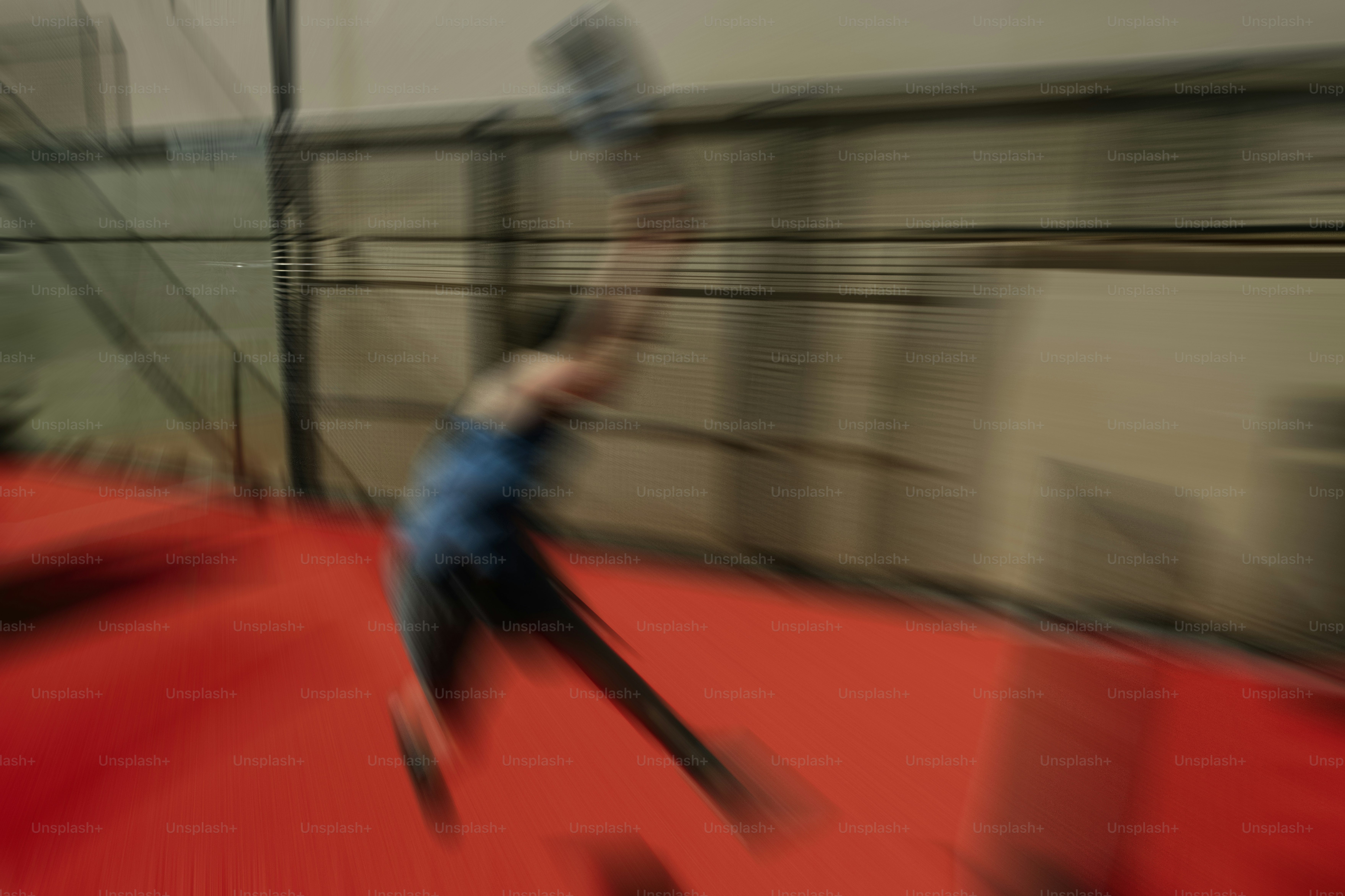 屋内で大きな物を振り回す人