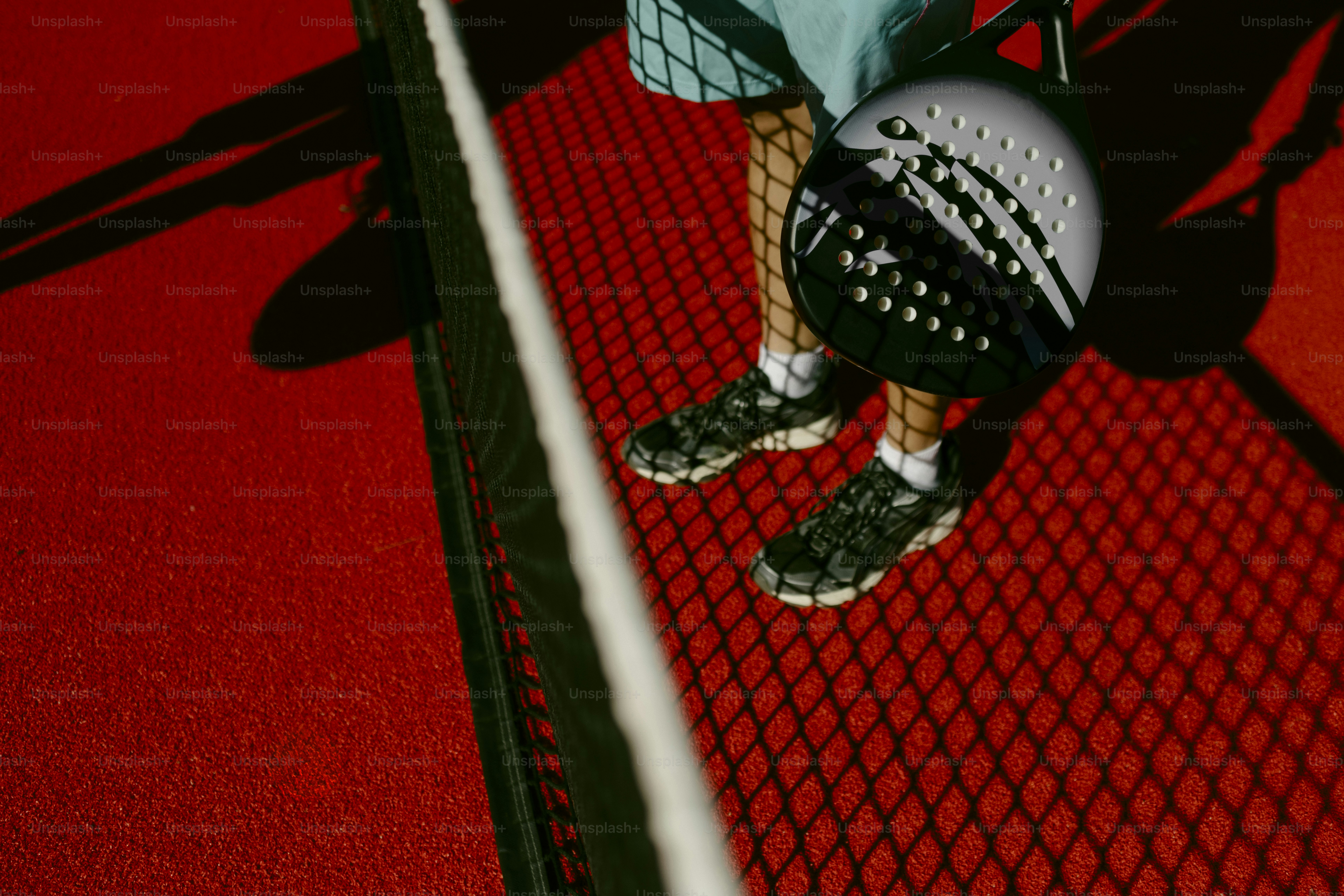 赤いコートでパドルを持つ人