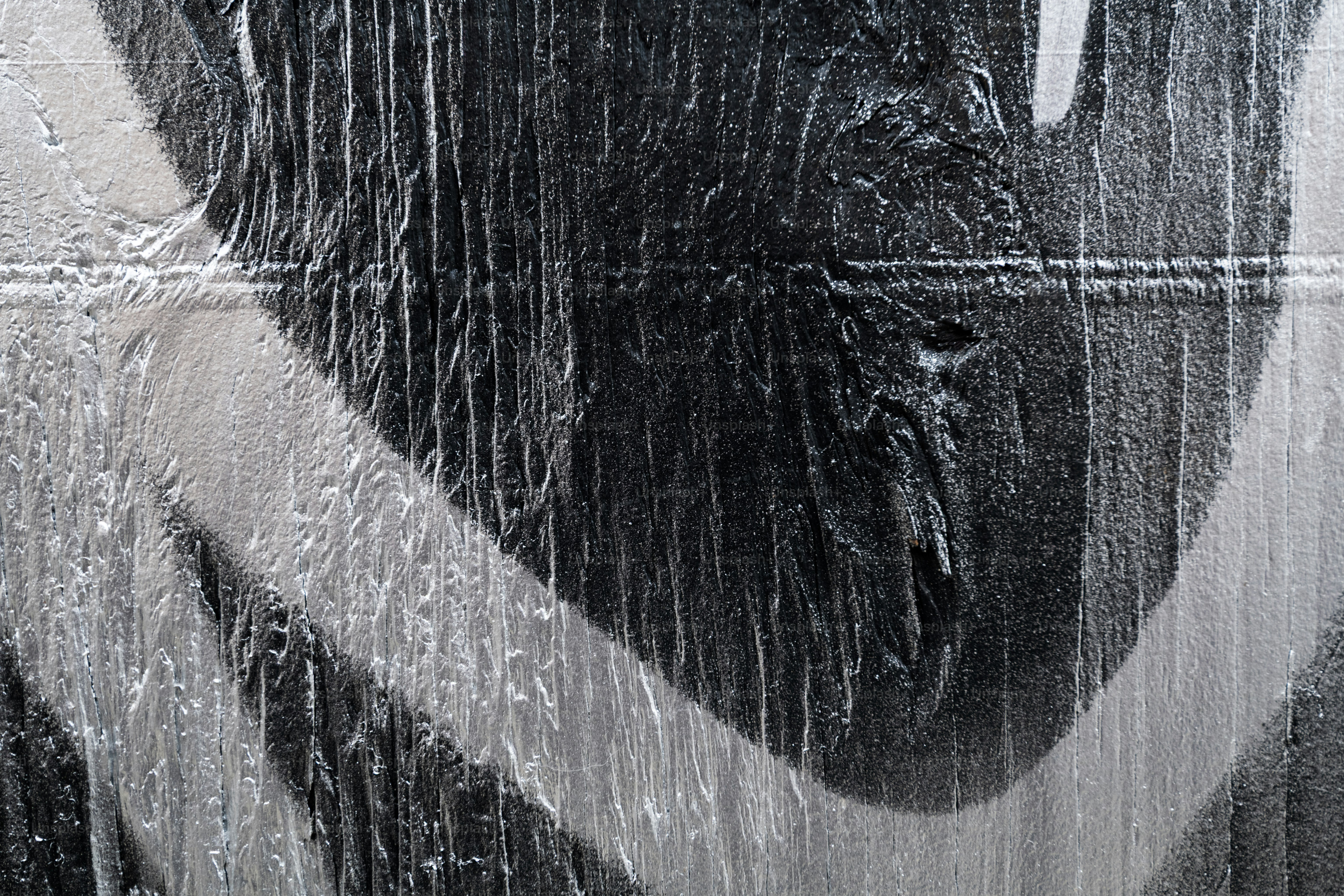 テクスチャーのある壁に滴る銀色のグラフィティのクローズアップ