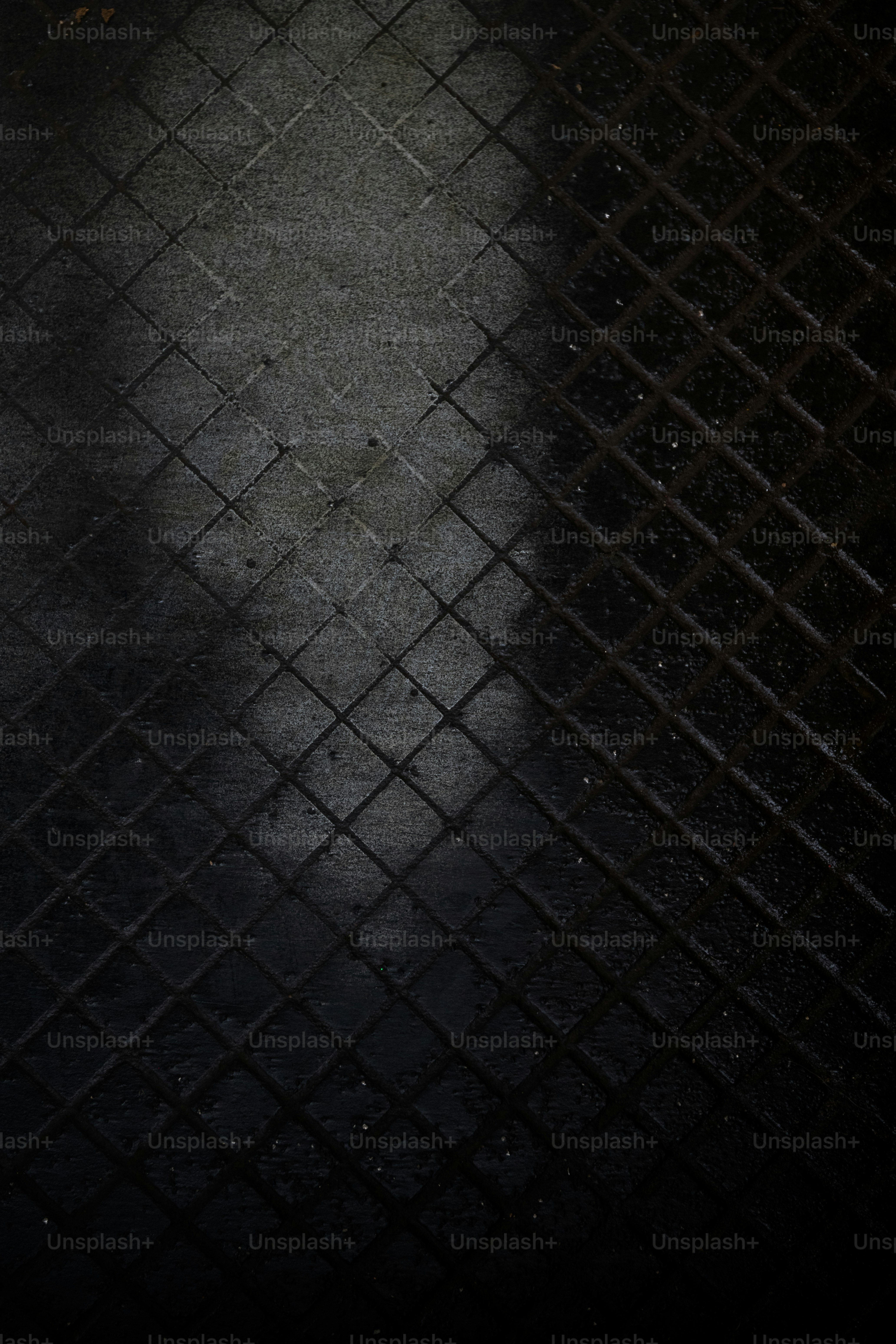 暗いテクスチャーの表面にダイヤモンド模様