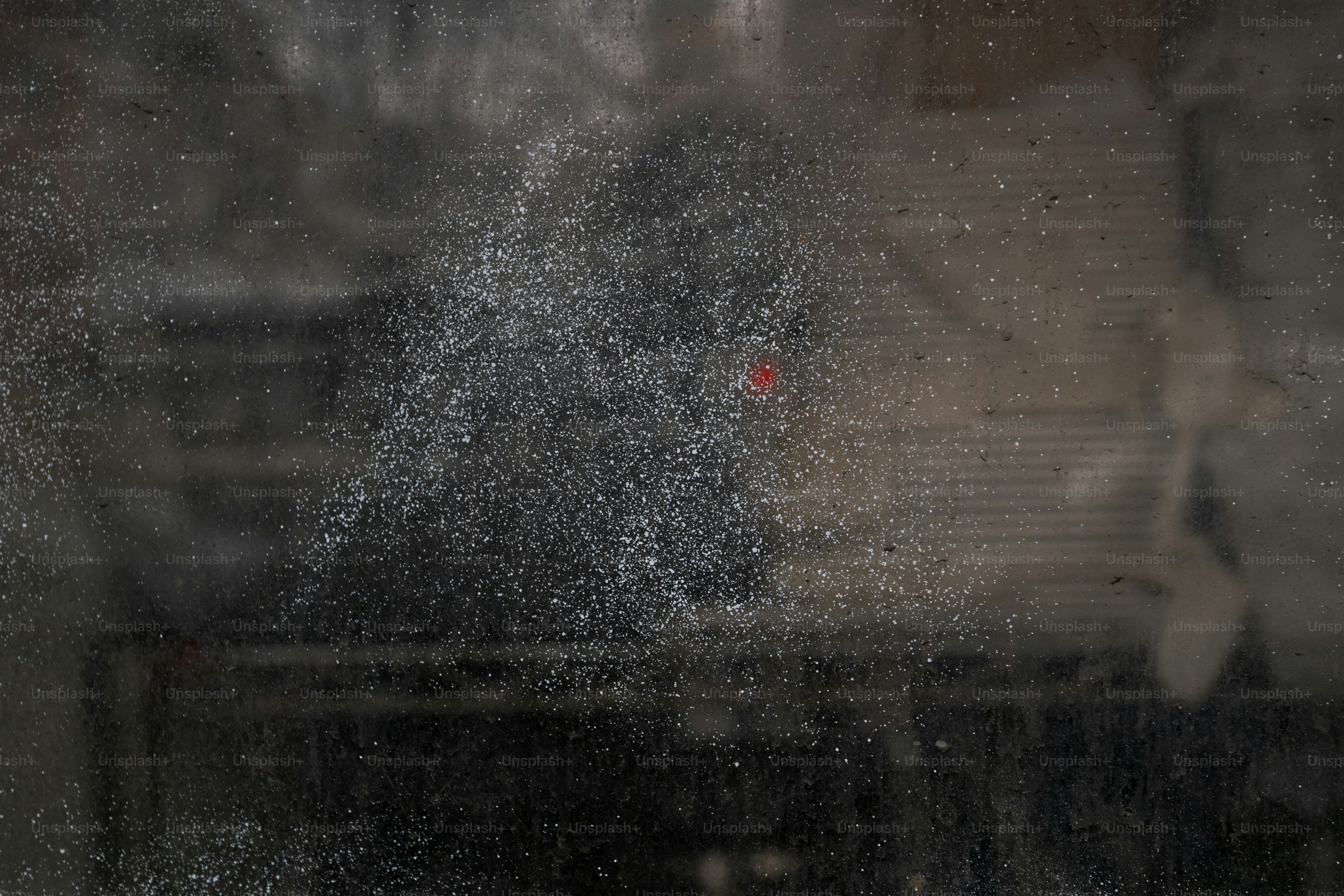 暗い背景に白い粒子の抽象的なパターン