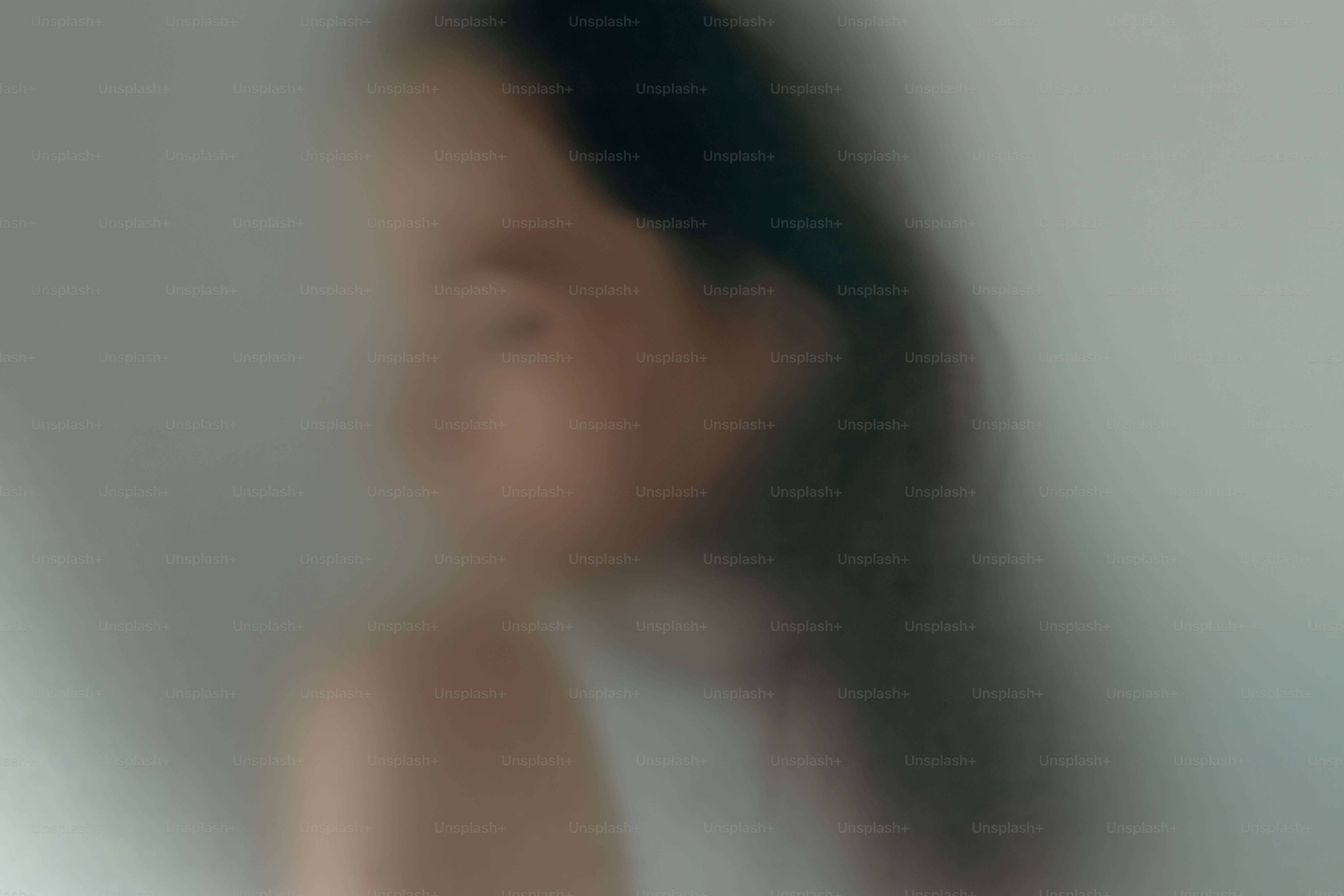 Perfil borroso de una mujer mirando hacia otro lado.