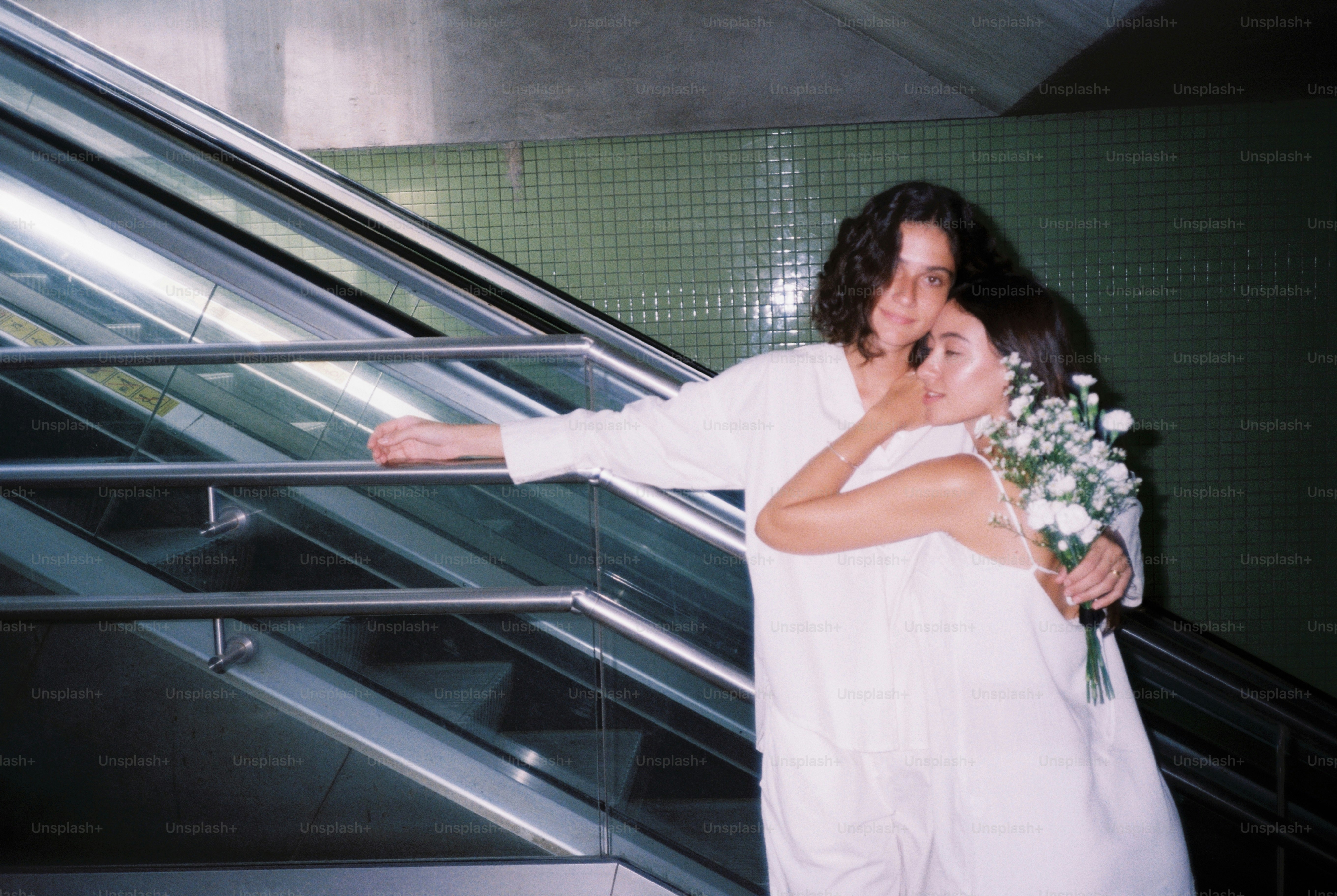 Two women in white dresses with a bouquet. photo – Love Image on Unsplash
