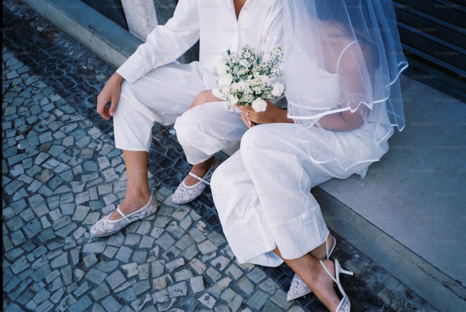 Invitate eleganti a un matrimonio con abiti colorati