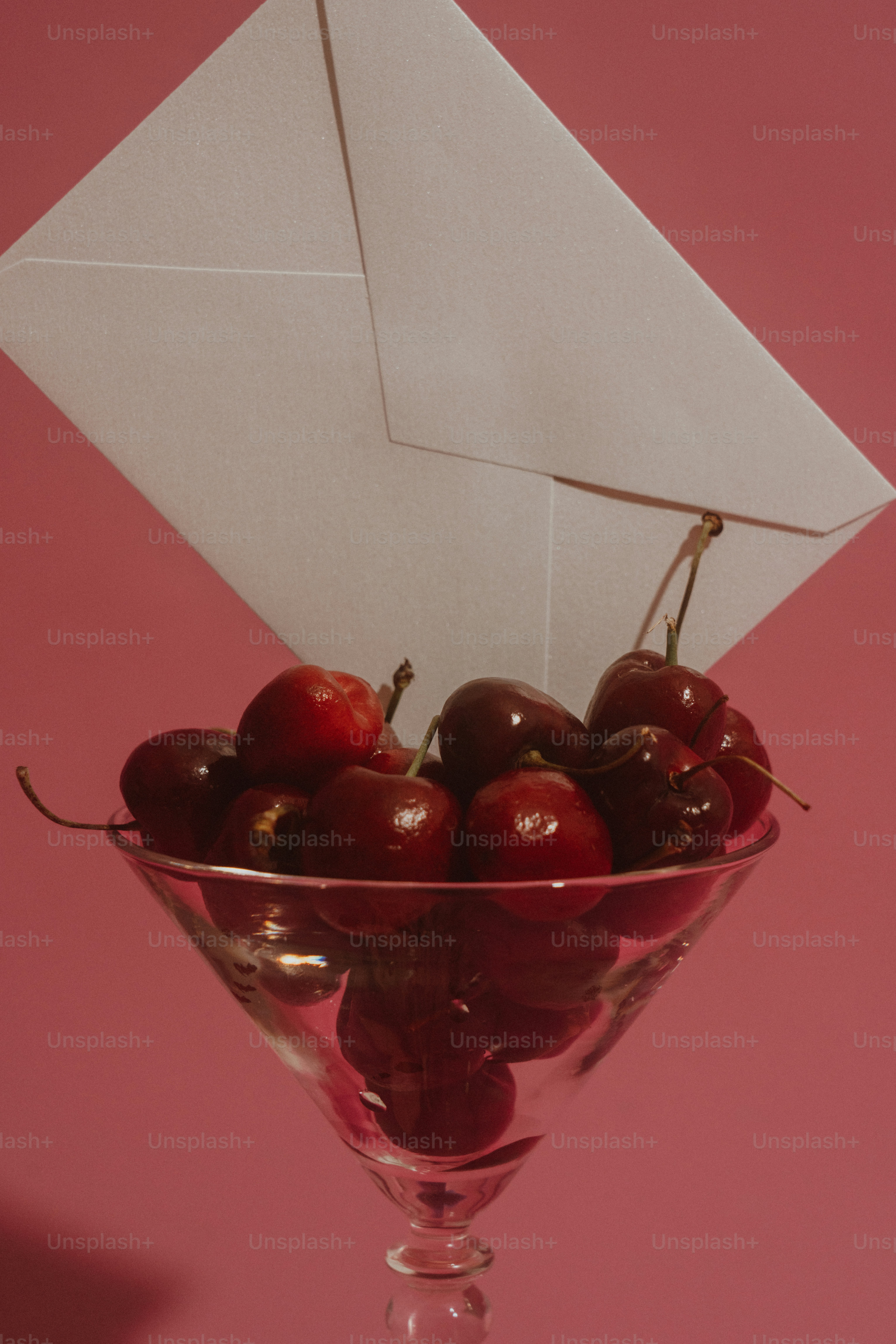 Kirschen in einem Glas mit weißem Umschlag