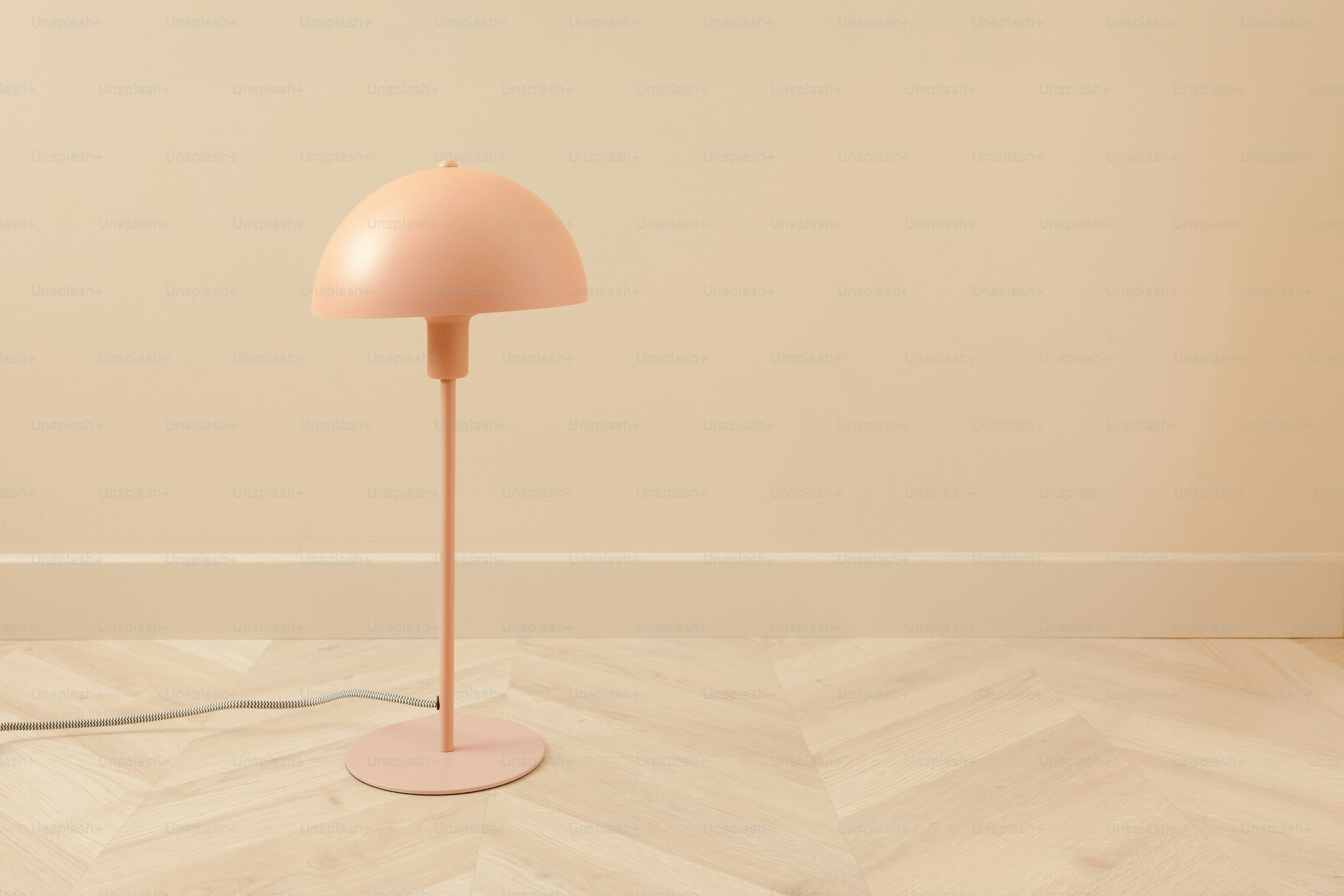 파스텔 핑크 버섯 모양의 플로어 램프.