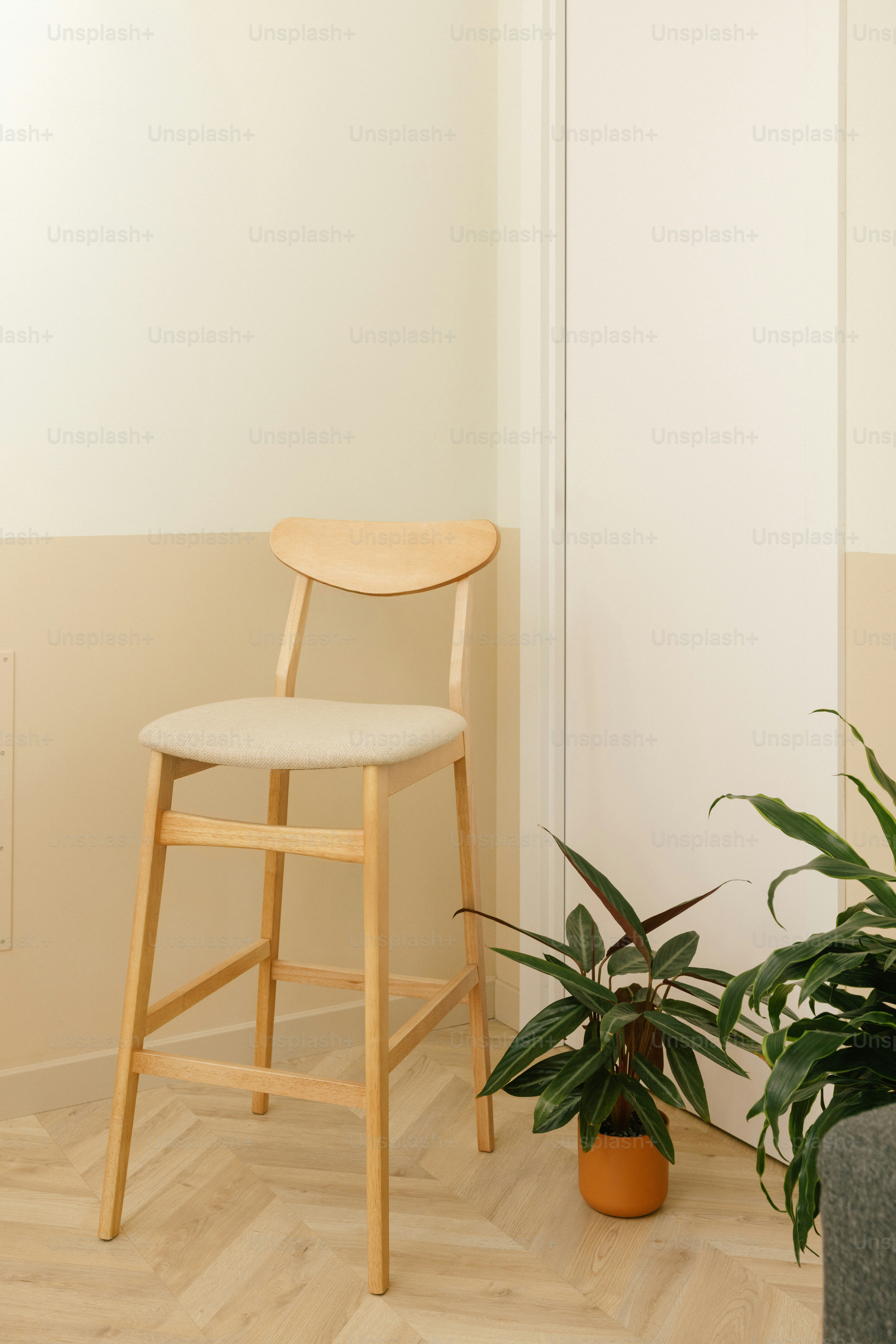 크림색 의자가 달린 나무 바 스툴.