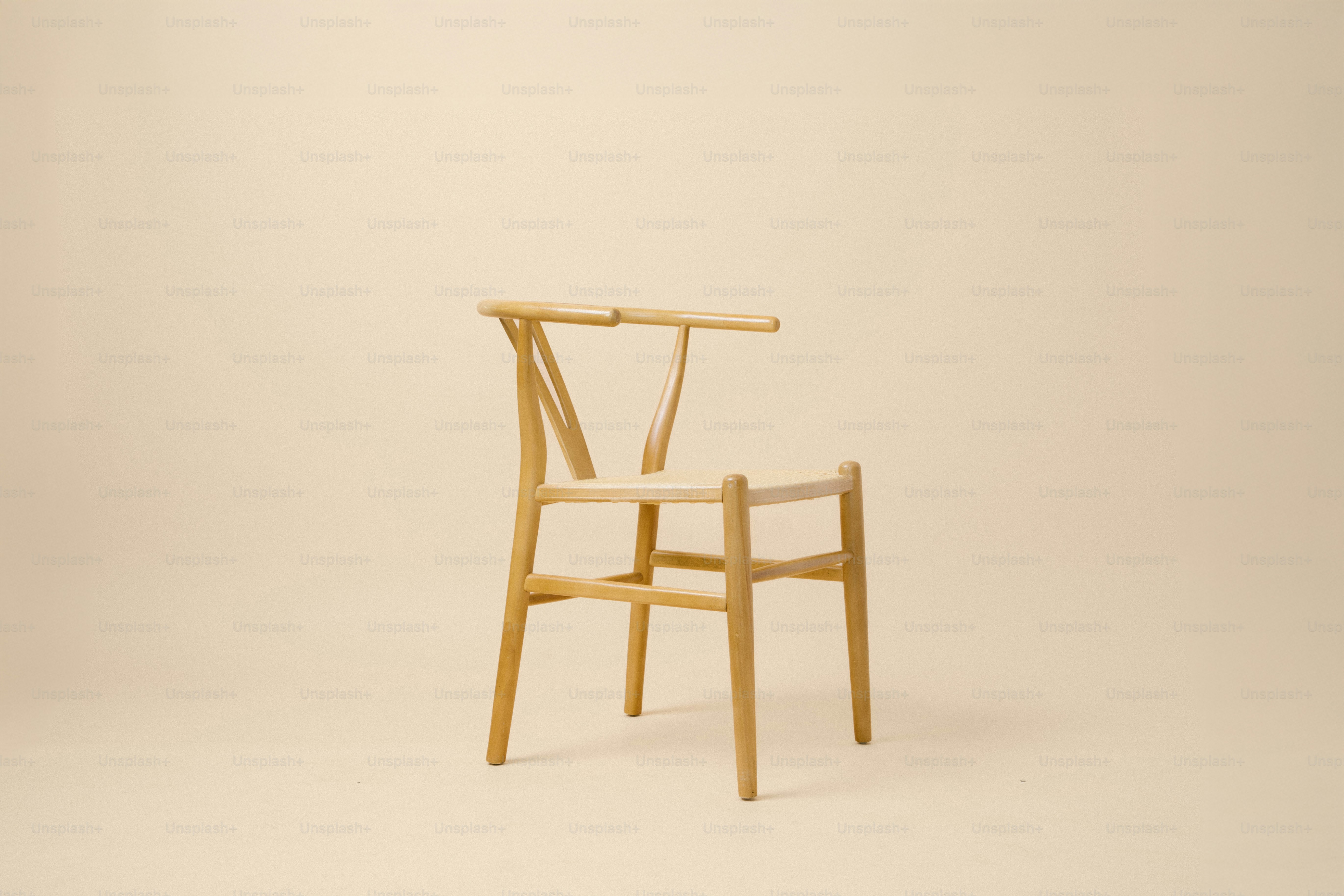 짠 의자가 있는 밝은 나무 의자