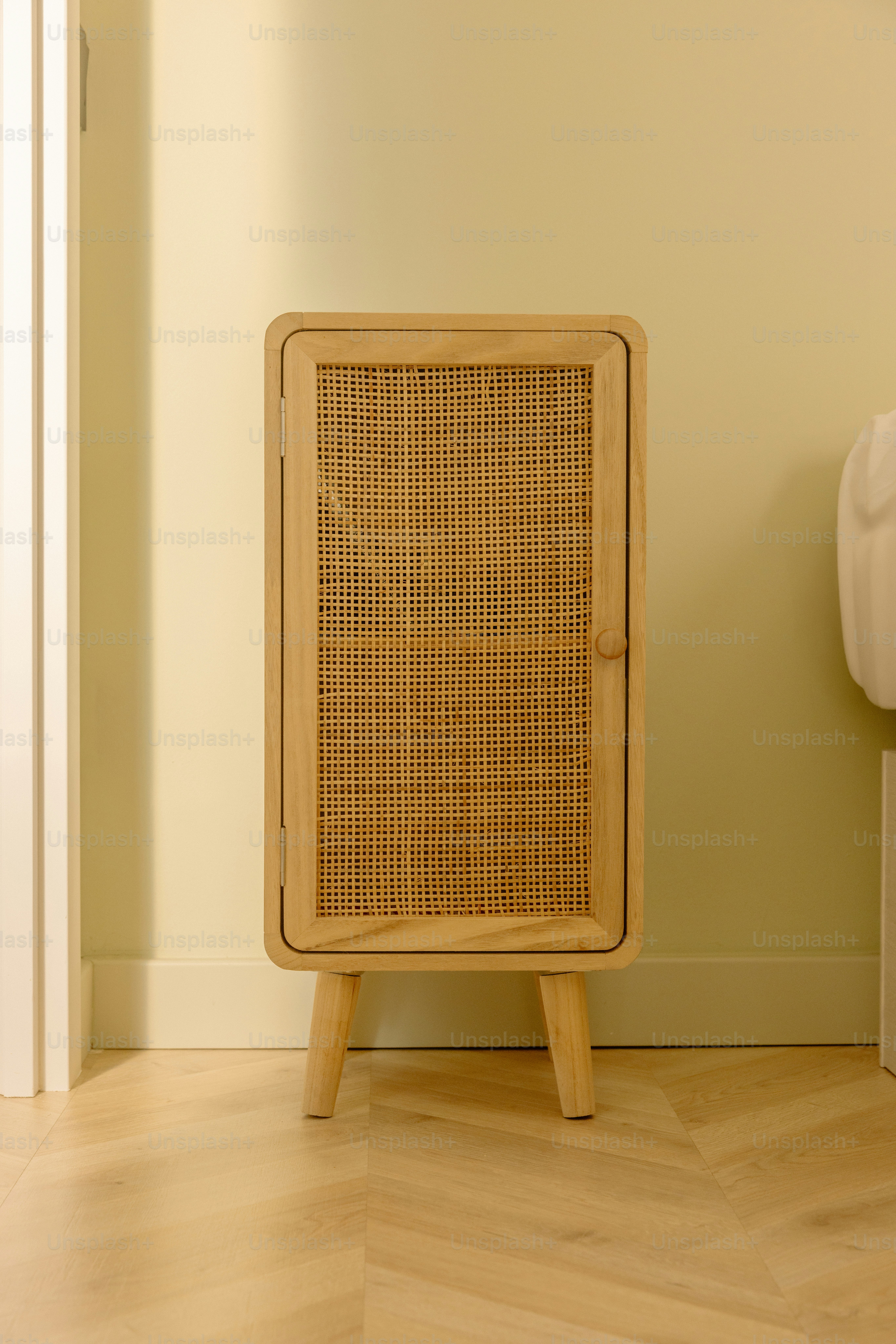 연한 나무 캐비닛과 지팡이 문이 달려 있습니다