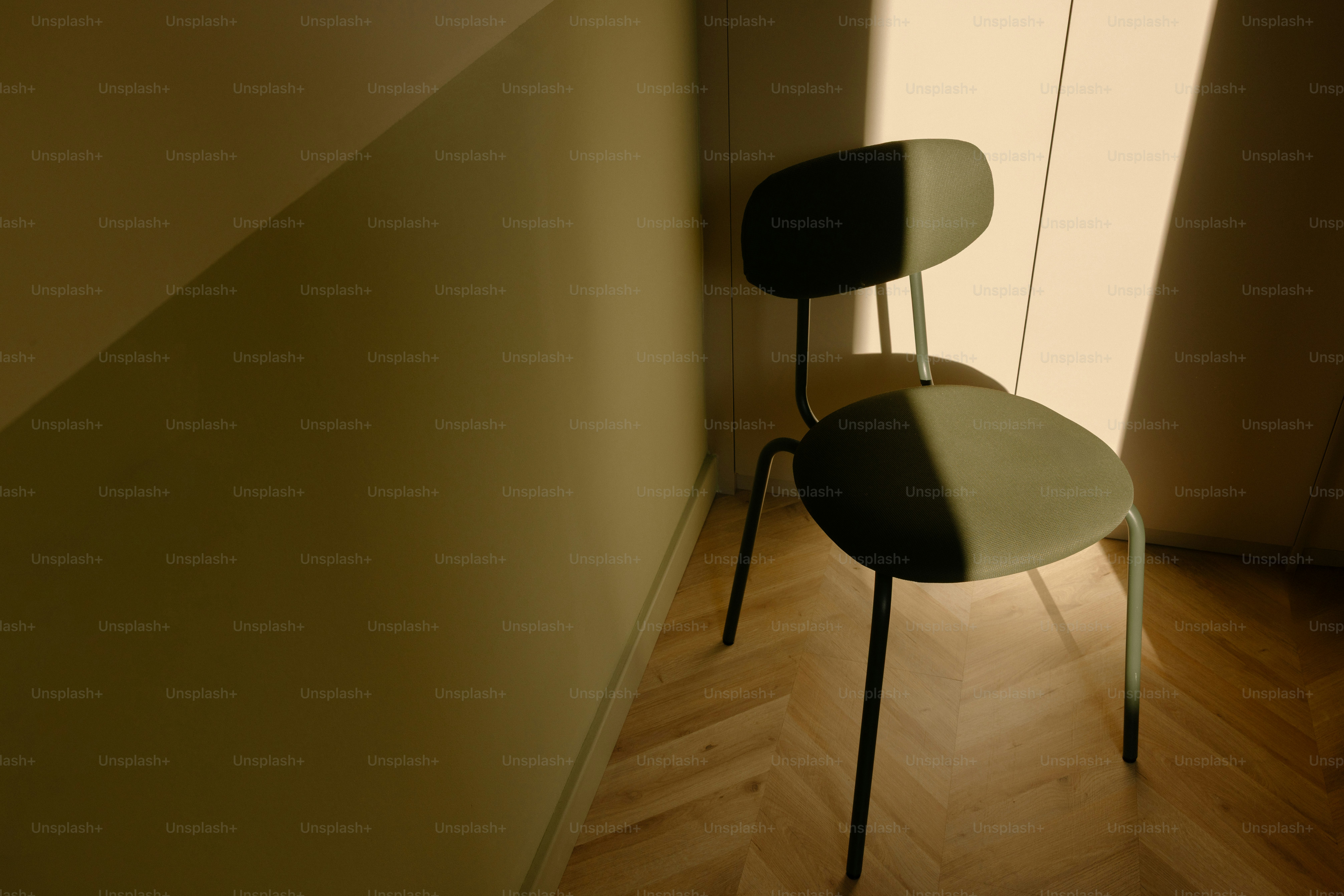 햇살이 비치는 구석에는 의자 하나가 놓여 있다.