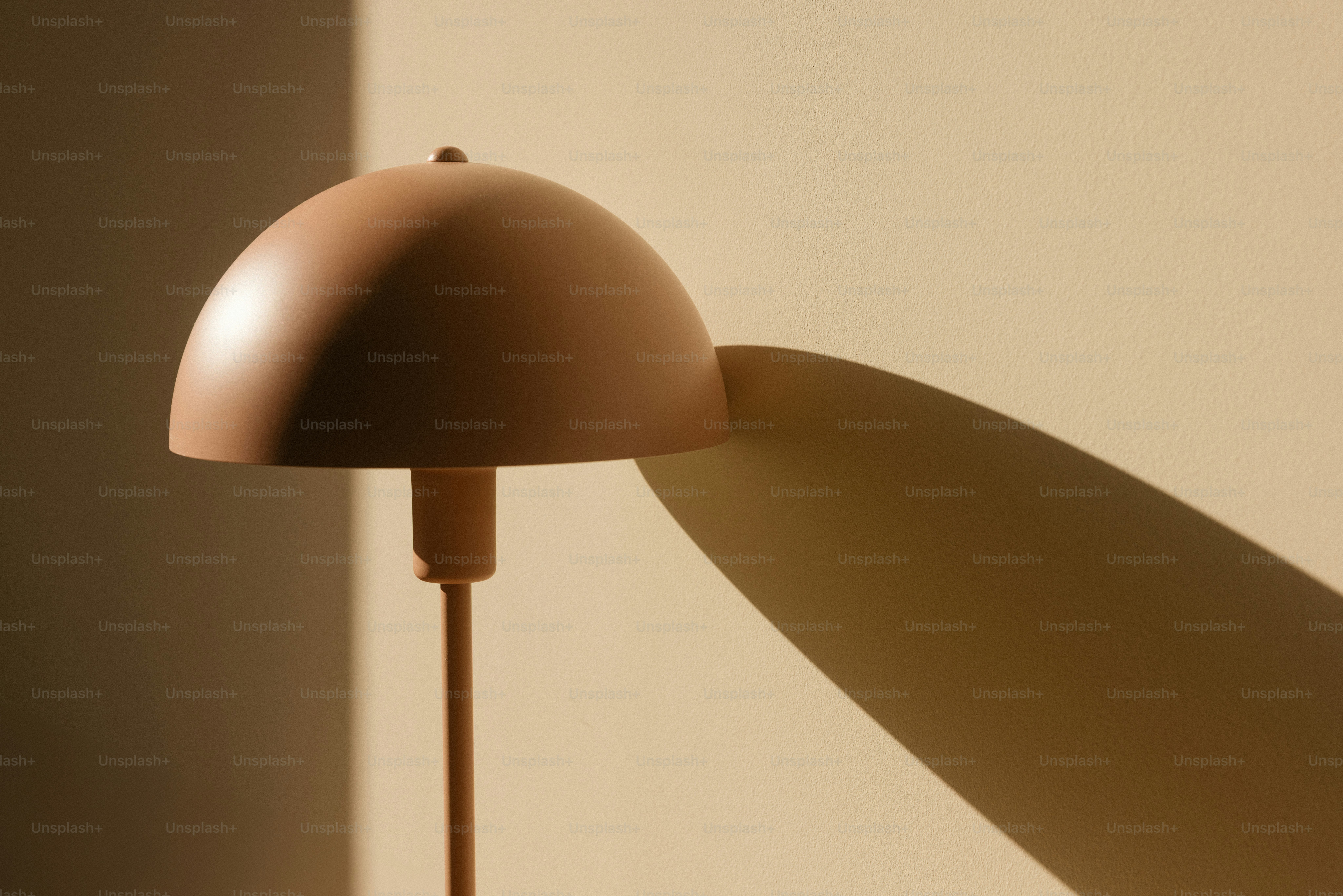 그림자를 드리우는 현대식 버섯 모양의 램프