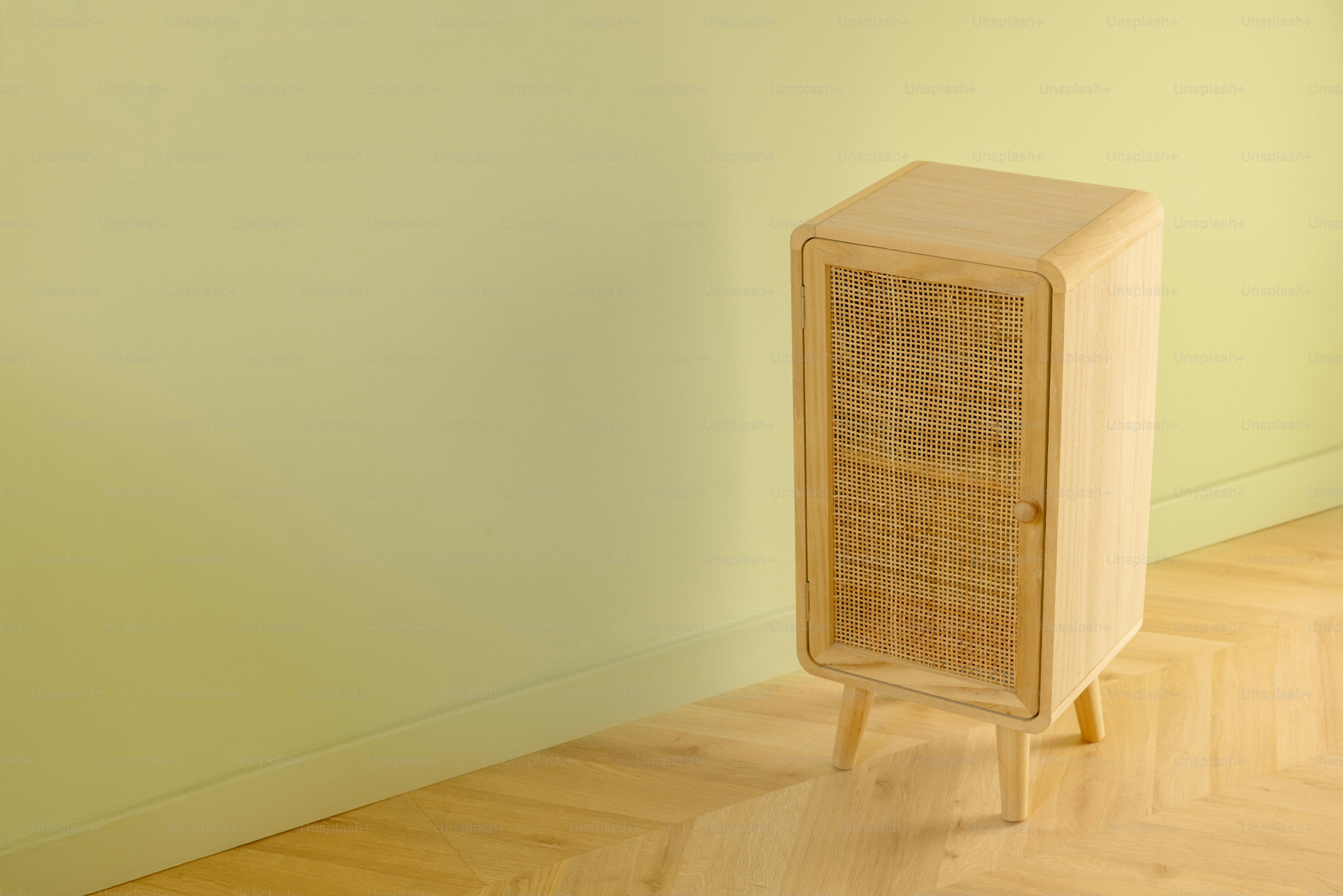 엮은 문 패널이 달린 밝은 나무 캐비닛.