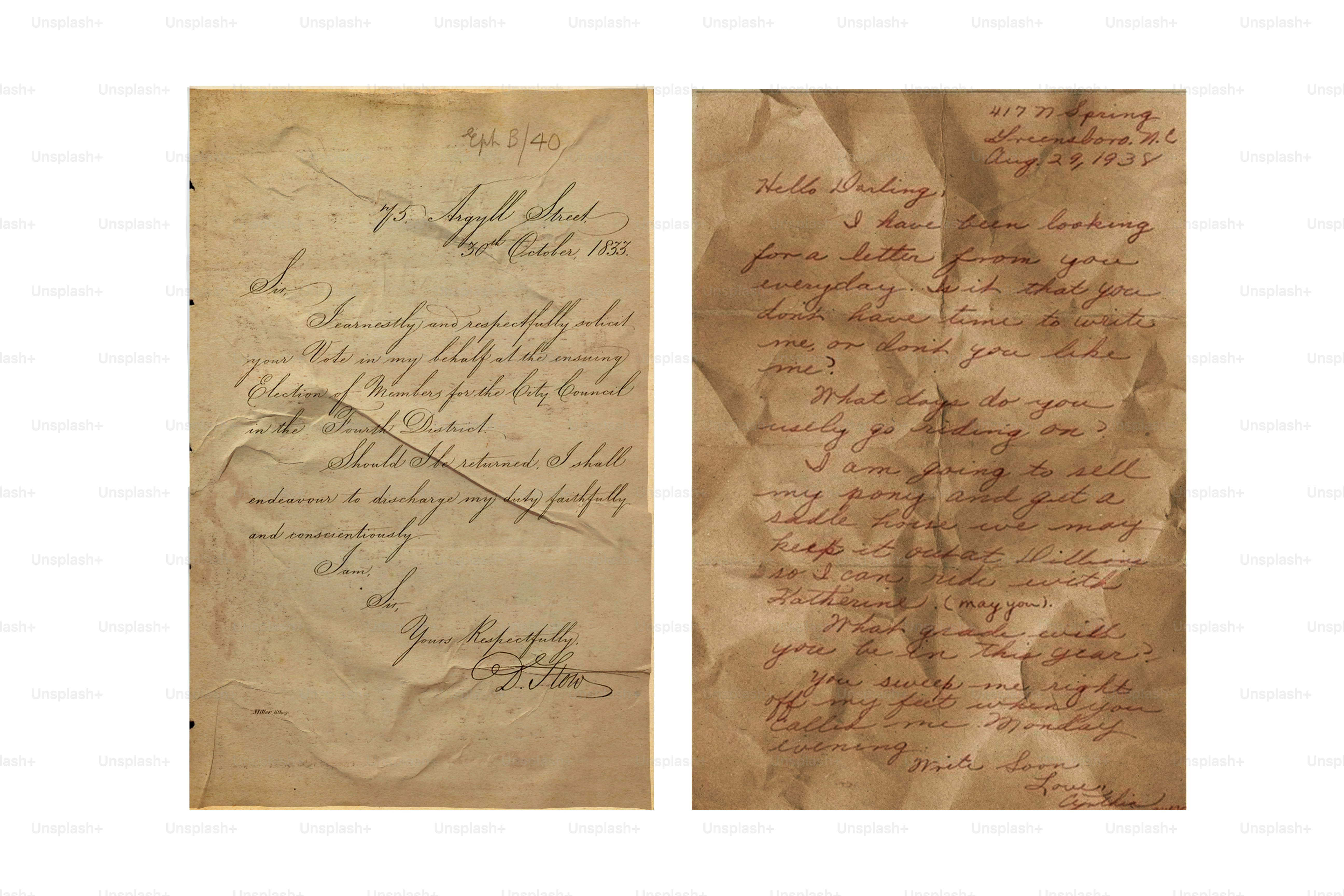 Due vecchie lettere scritte a mano accartocciate su pergamena