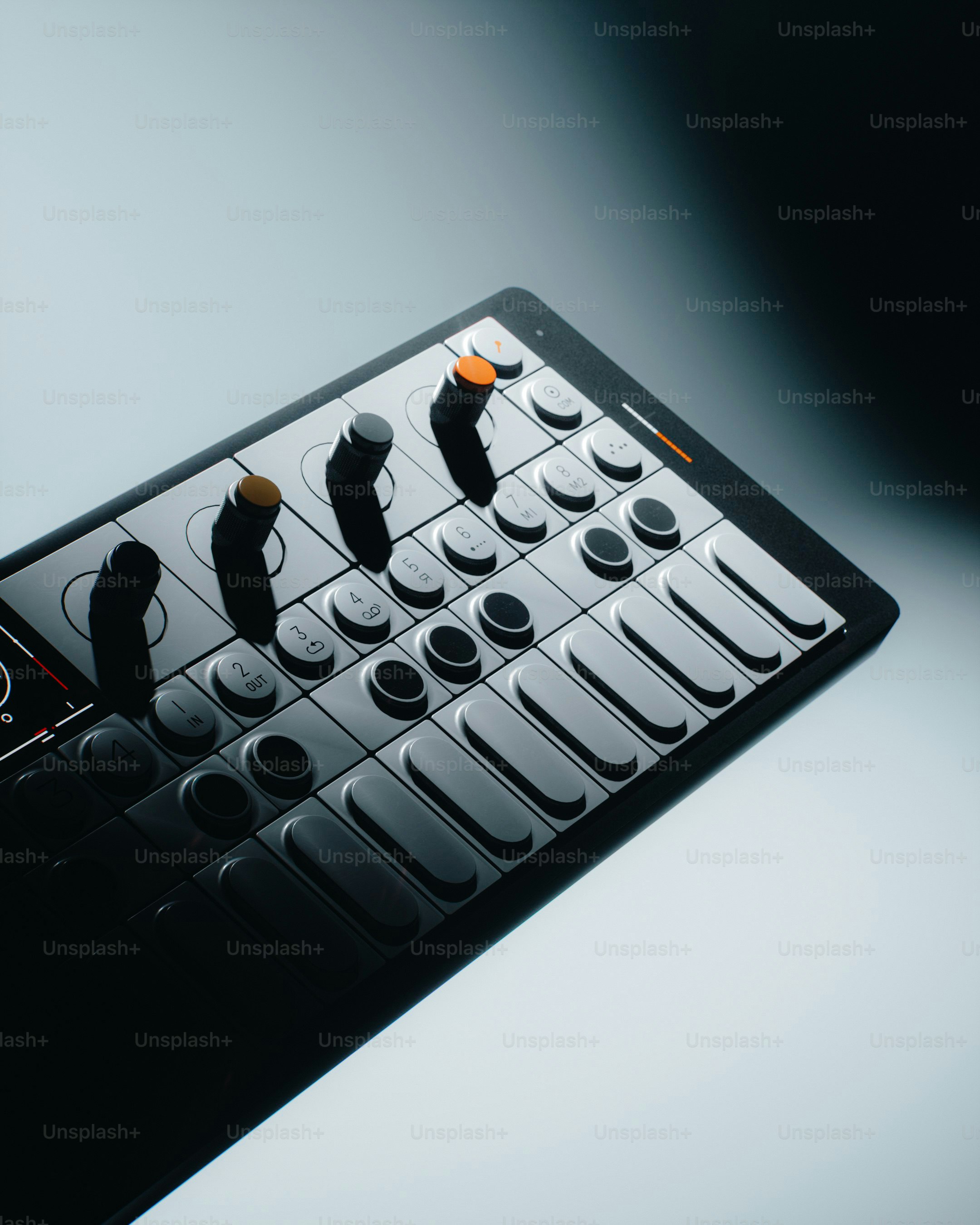 Um controlador de música eletrônica moderno com botões coloridos.