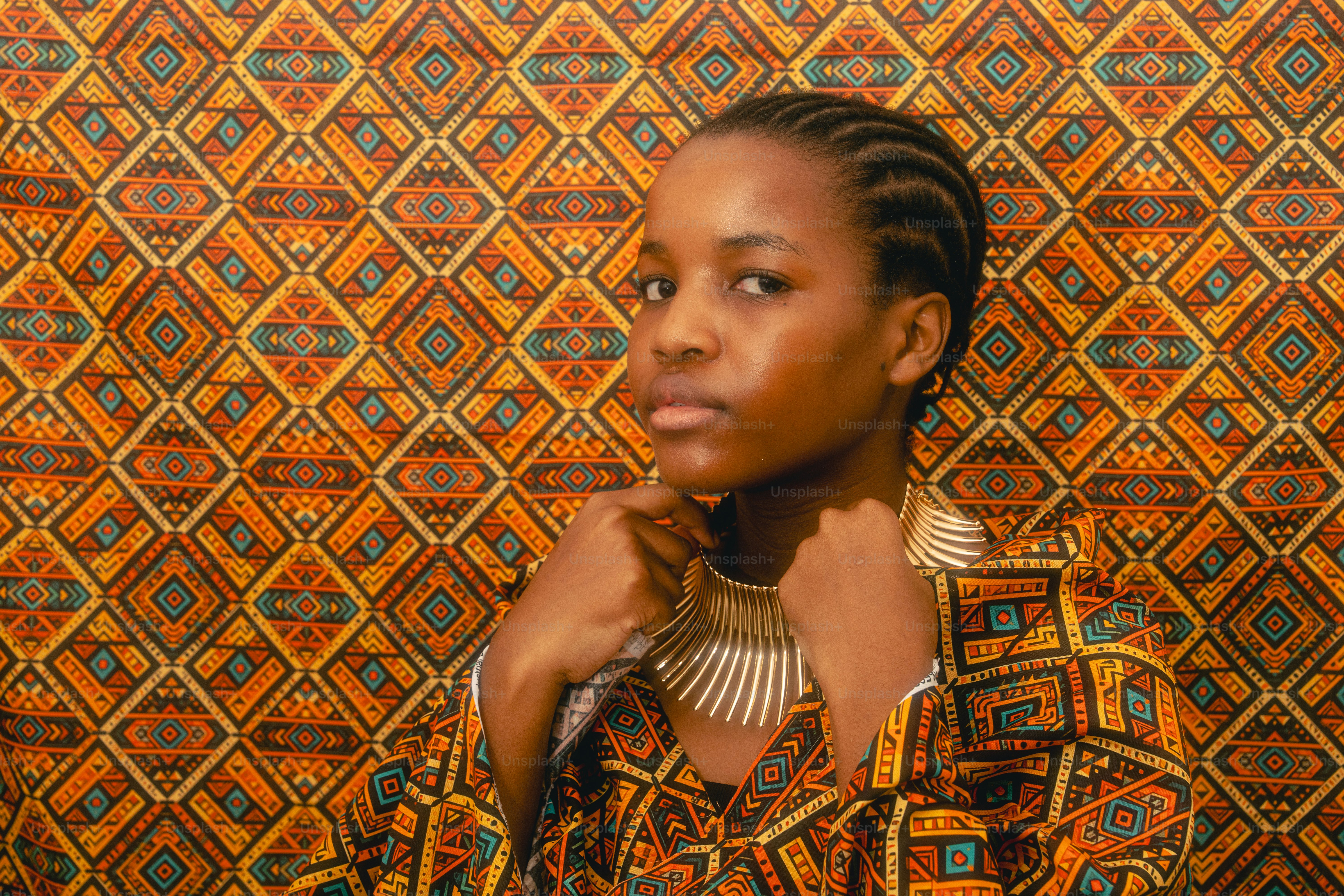 Wanita muda dengan pakaian dan perhiasan tradisional Afrika.