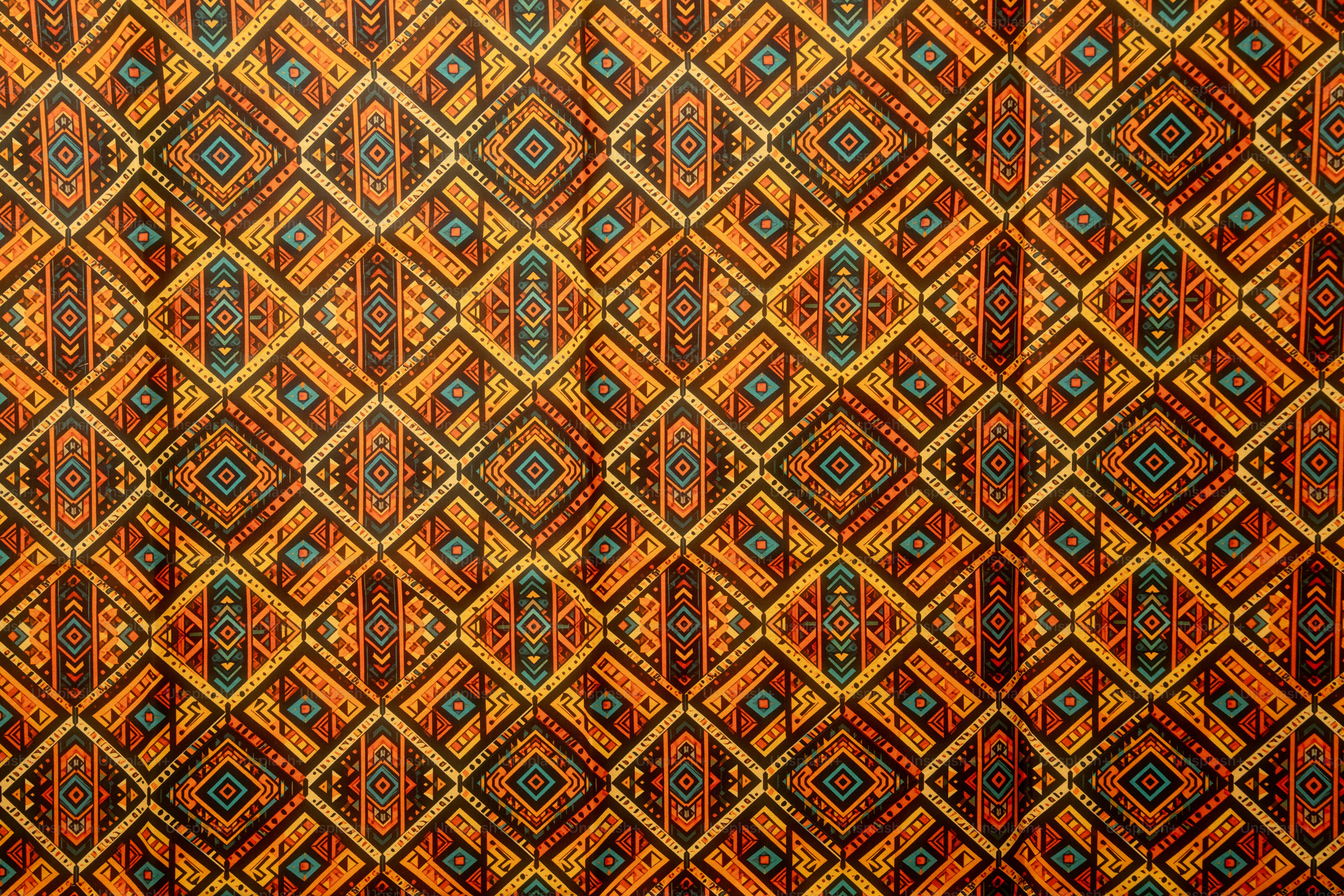 Filigranes geometrisches Muster mit warmen, erdigen Tönen.