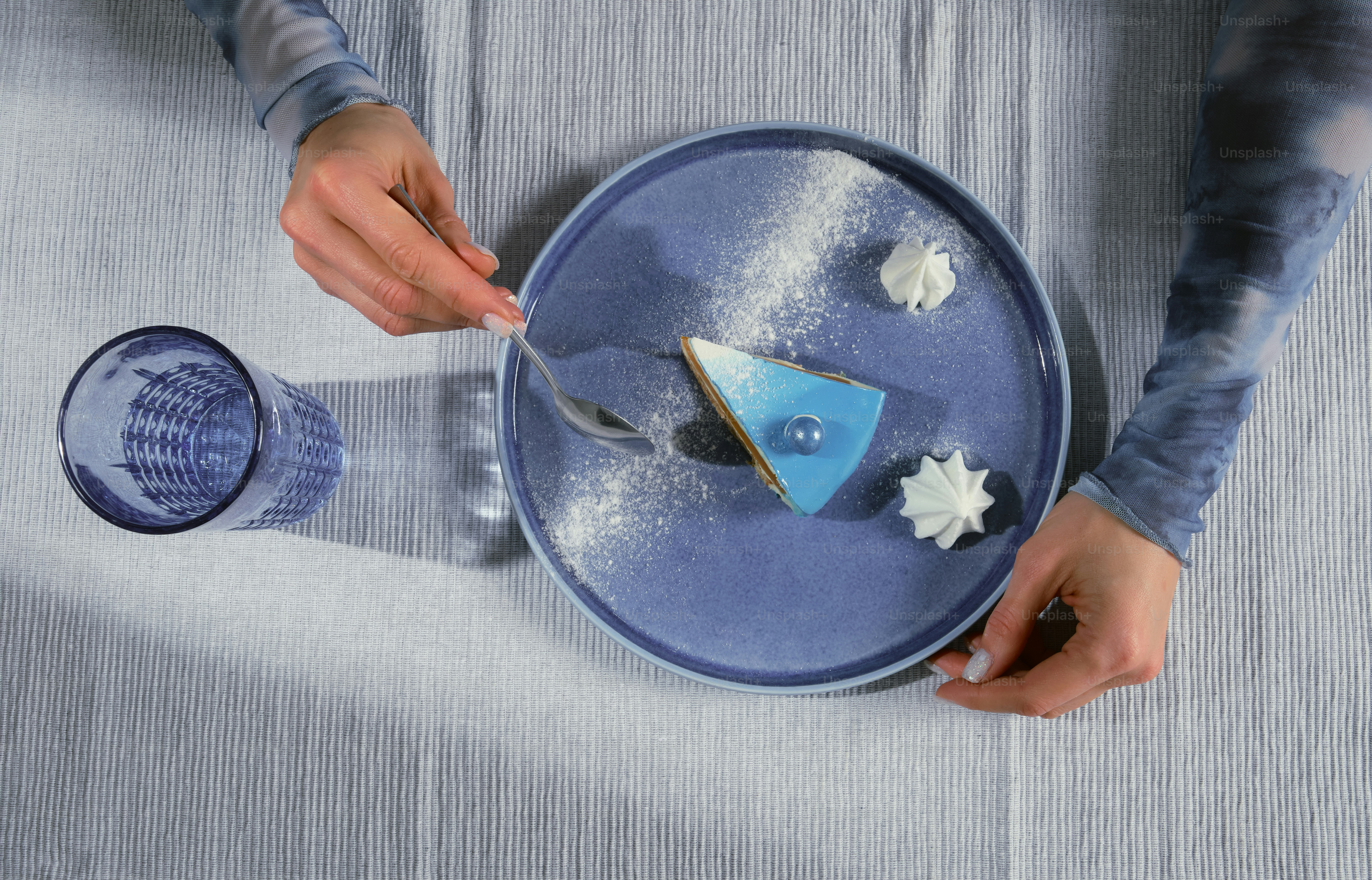 Scheibe blauen Kuchen mit Puderzucker auf dem Teller.