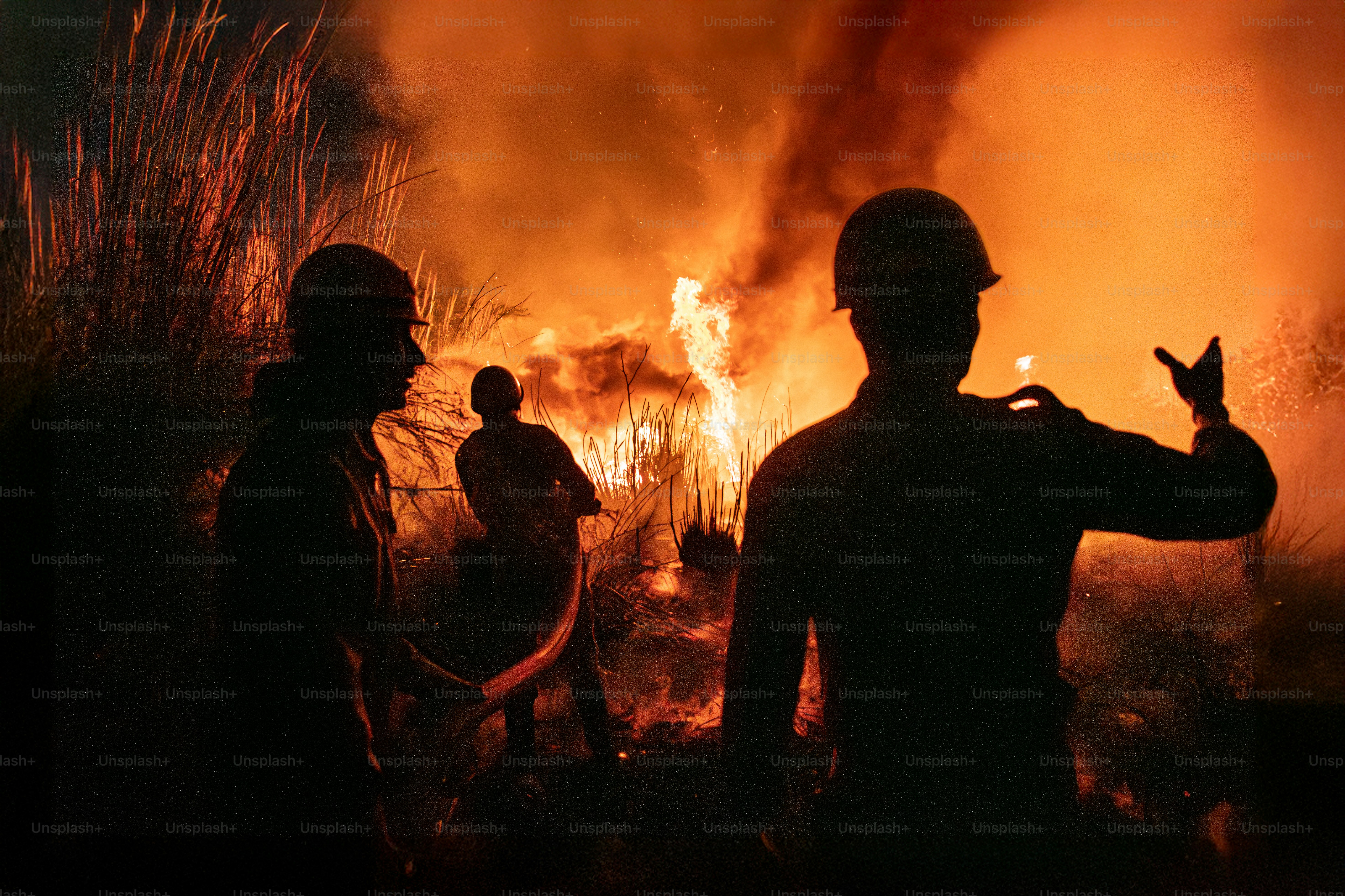 Bomberos luchando contra un gran incendio por la noche