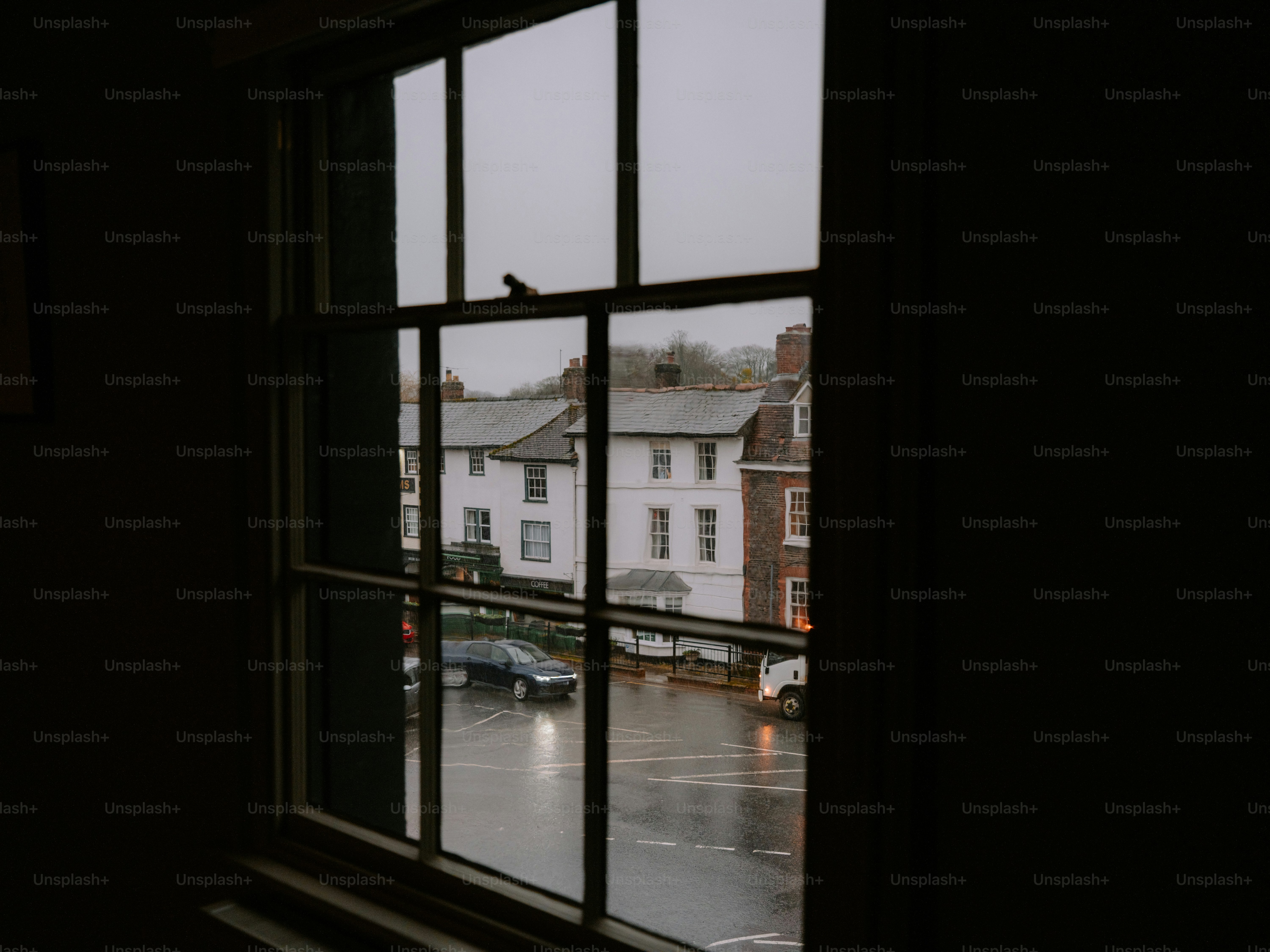 Vue d’une rue pluvieuse à travers une fenêtre