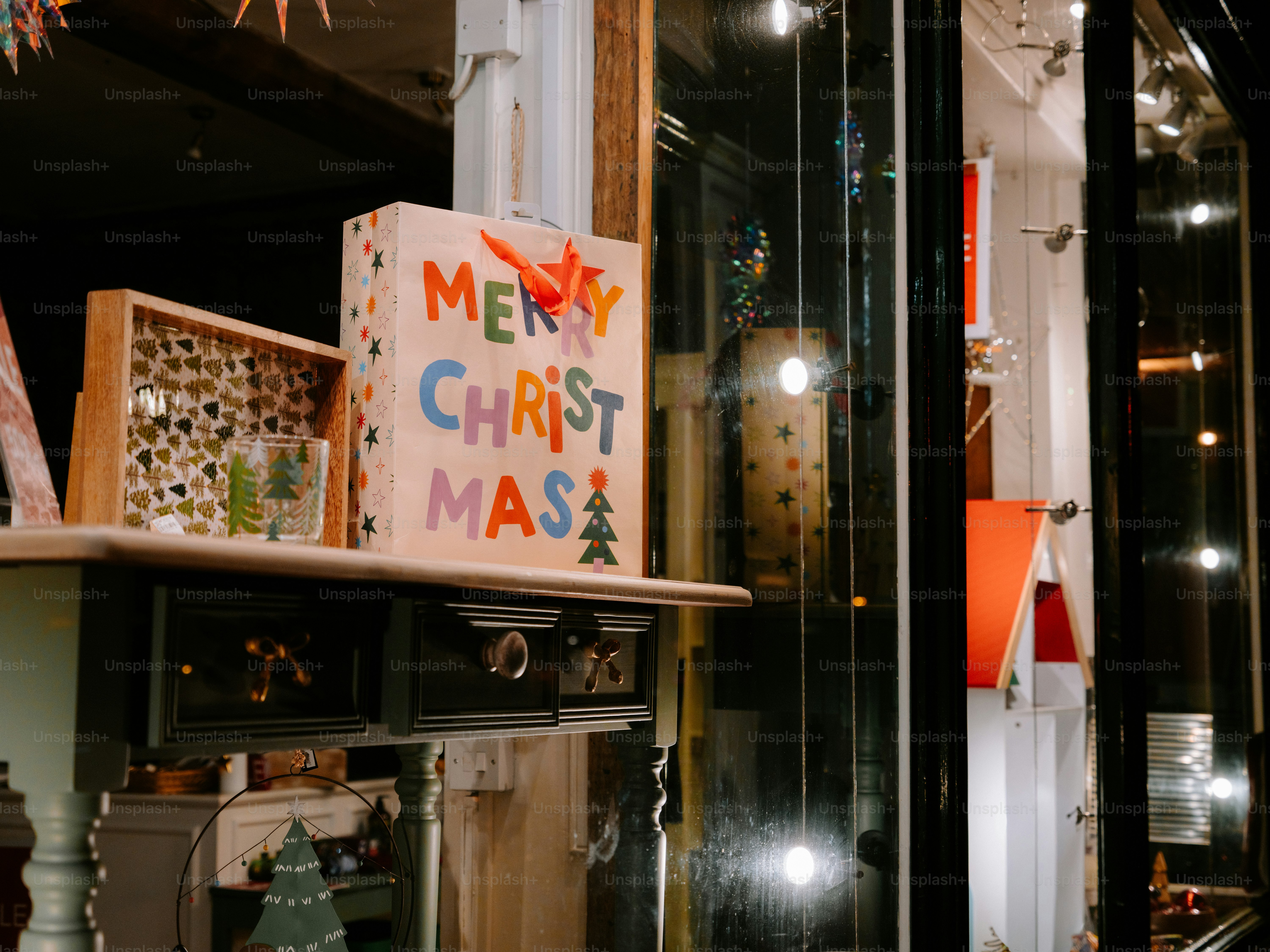 Boîte cadeau avec « joyeux Noël » écrit dessus
