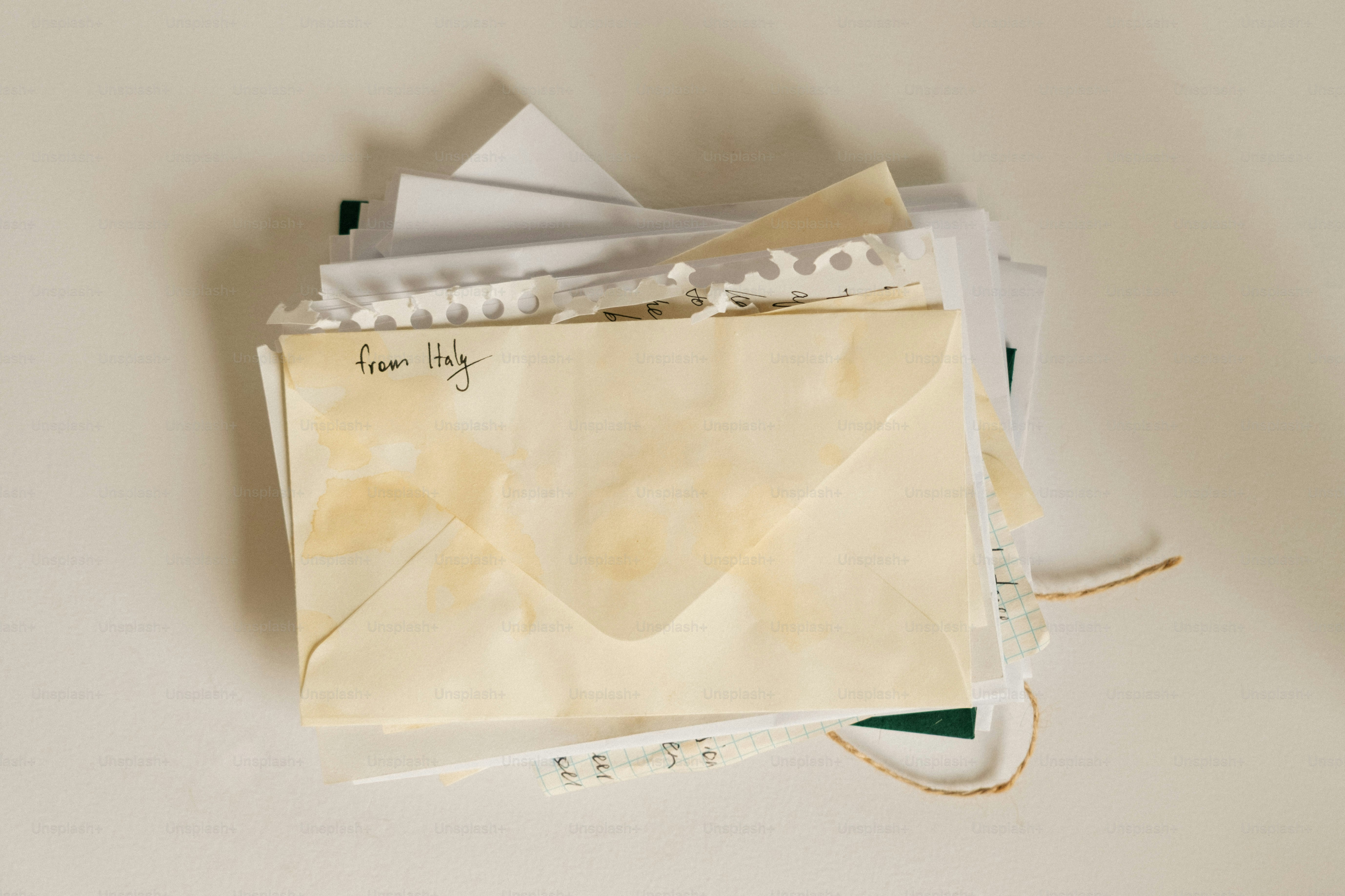 Stapel alter Umschläge mit handgeschriebenen Notizen