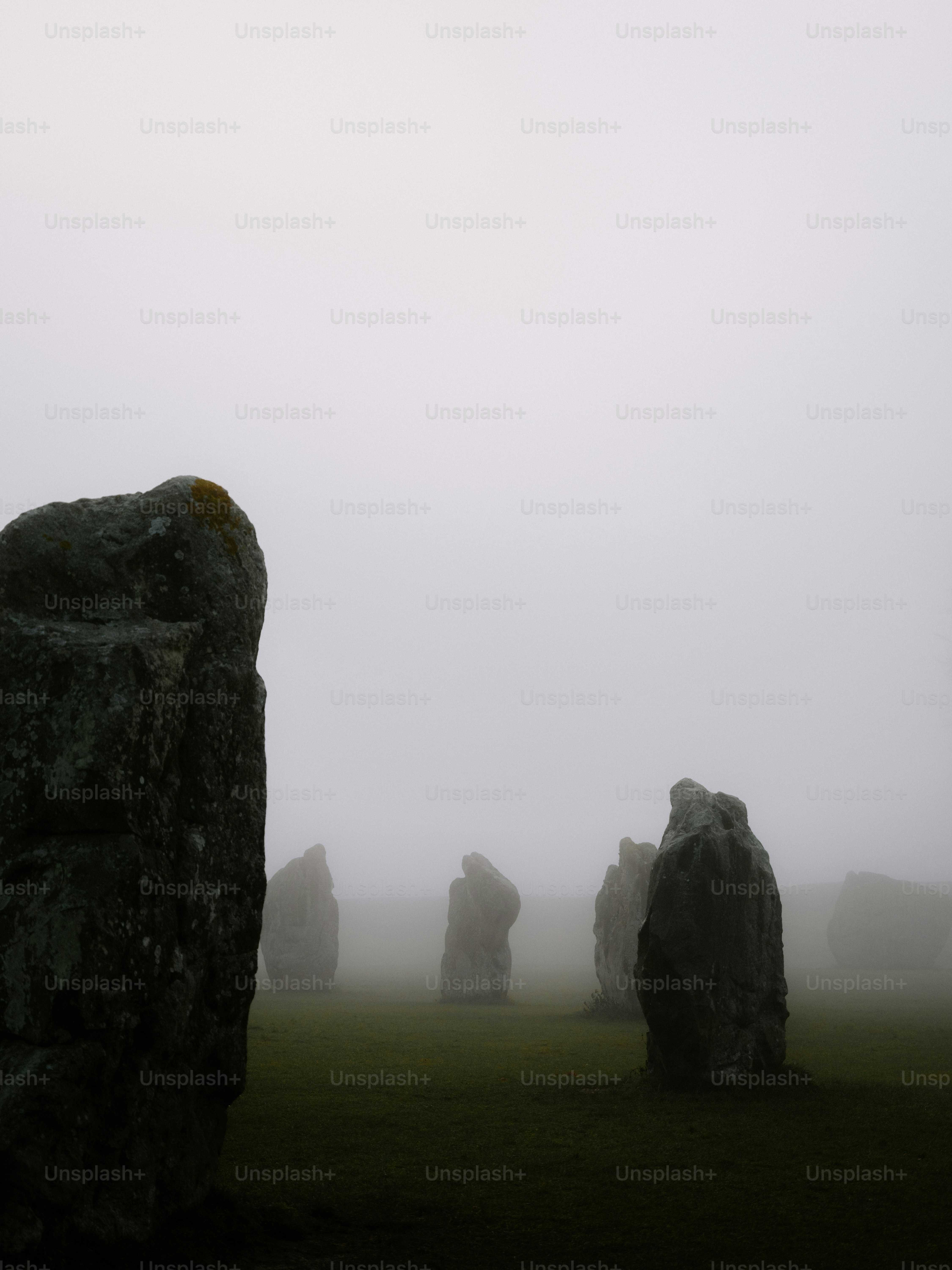 Megalithische stehende Steine, in Nebel gehüllt