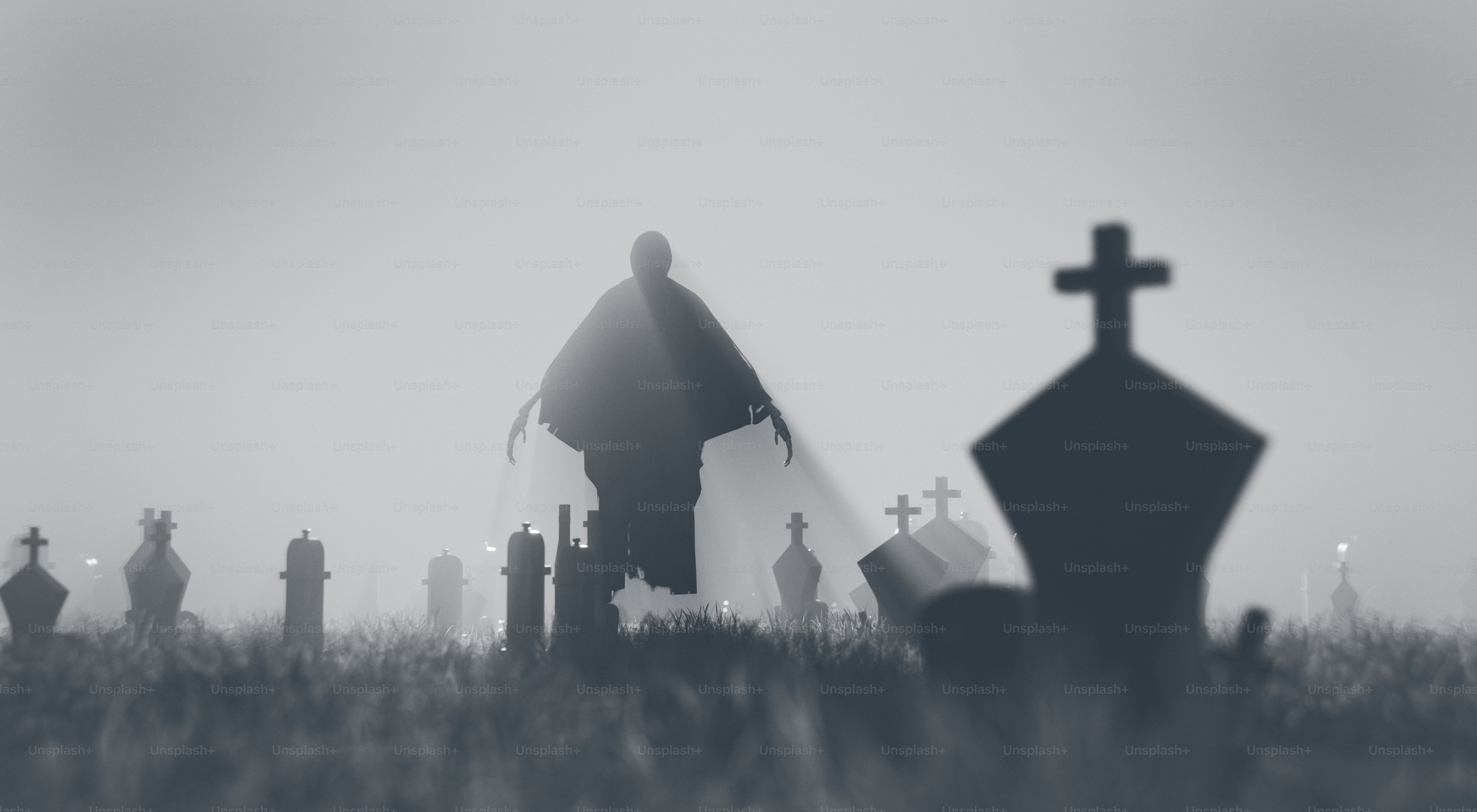 Unheimliche Geisterfigur auf einem nebligen Friedhof auf dem nächtlichen Friedhof