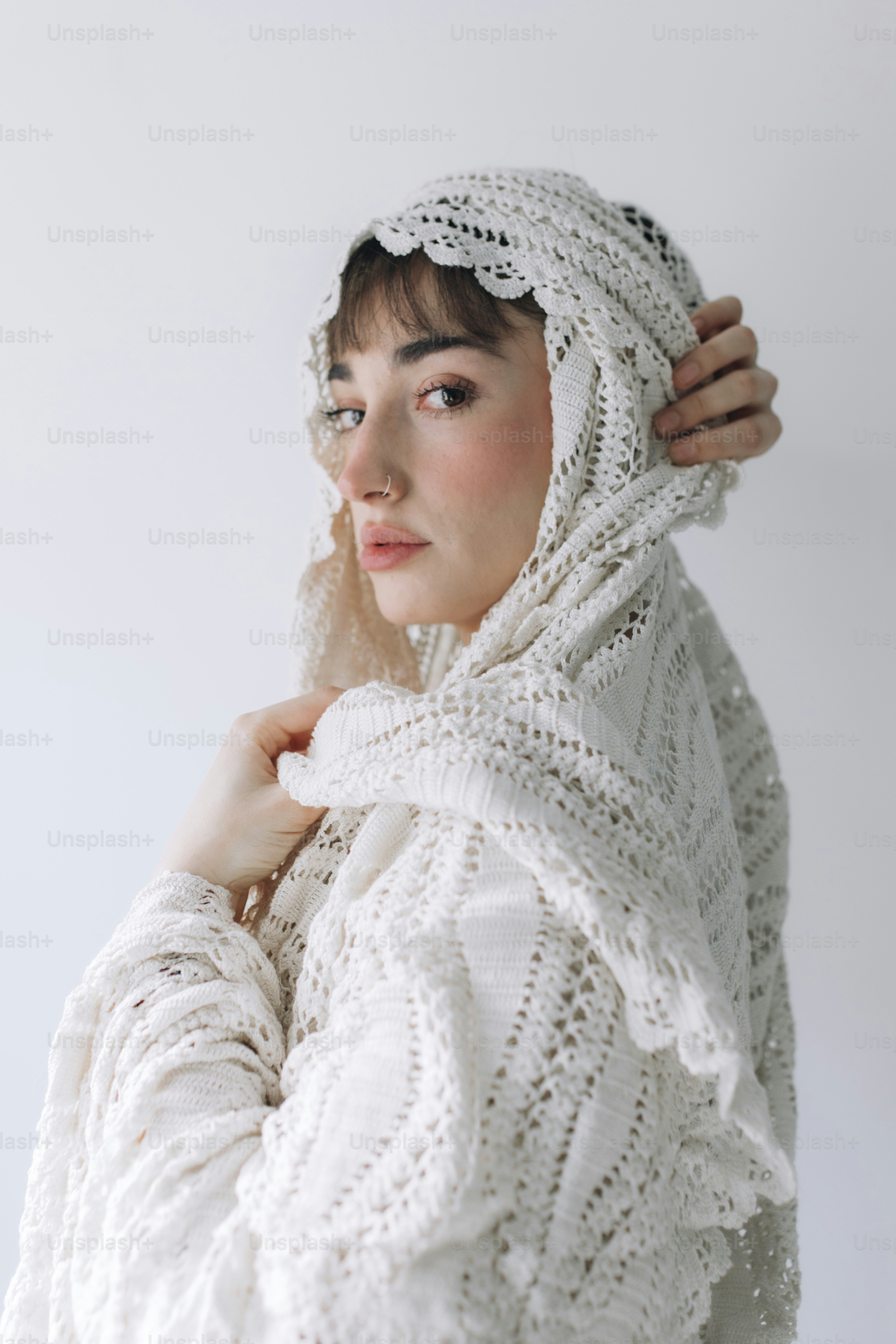 Frau mit weißem Spitzenkopftuch und Oberteil