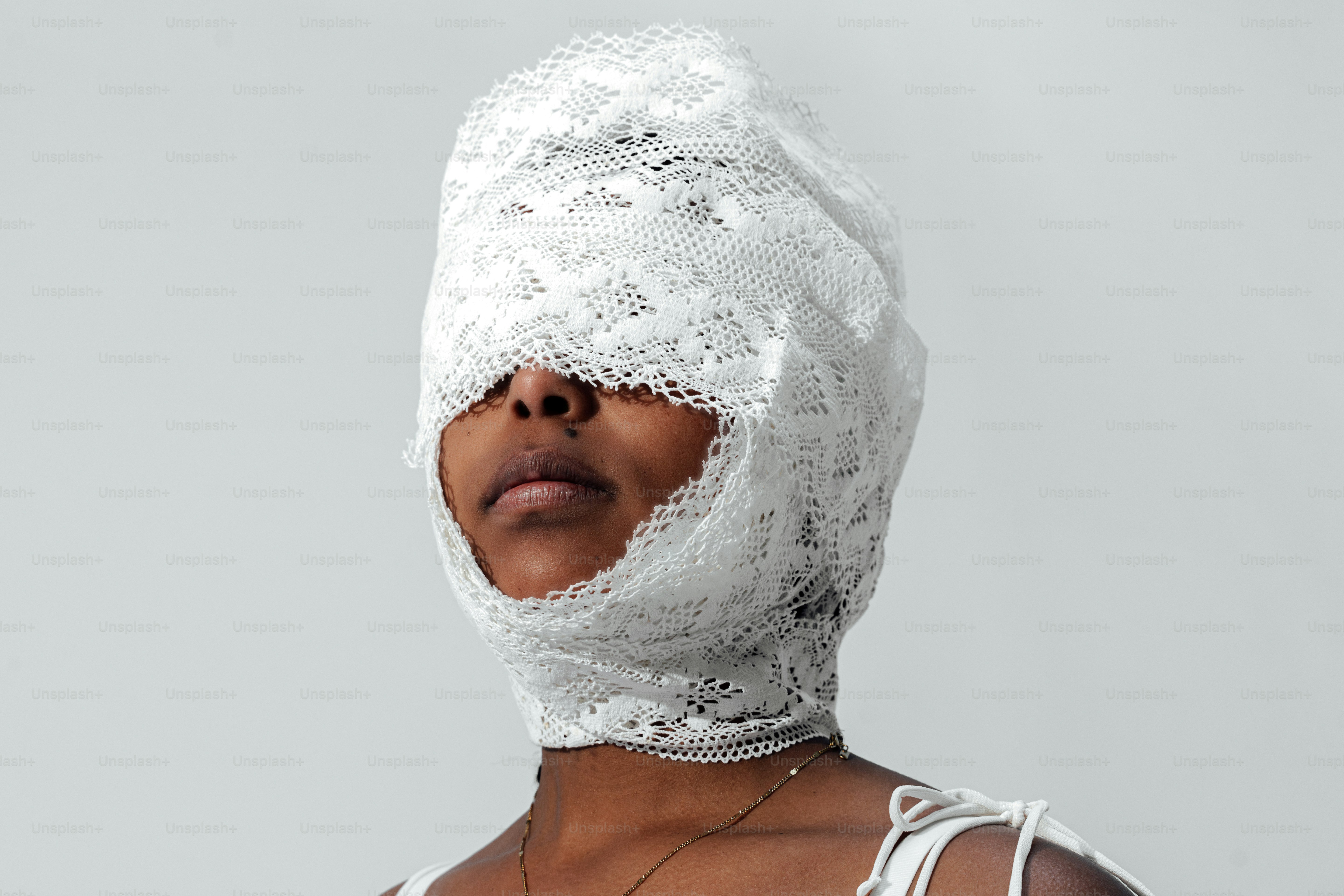 白いレースの布で覆われた女性の顔