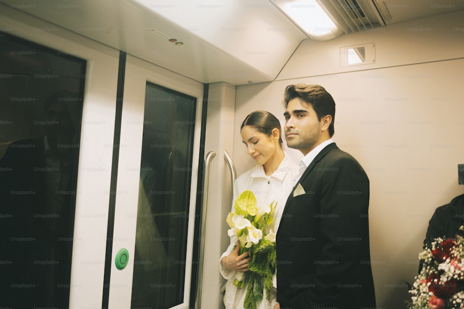 Coppia elegante con fiori che viaggia in treno