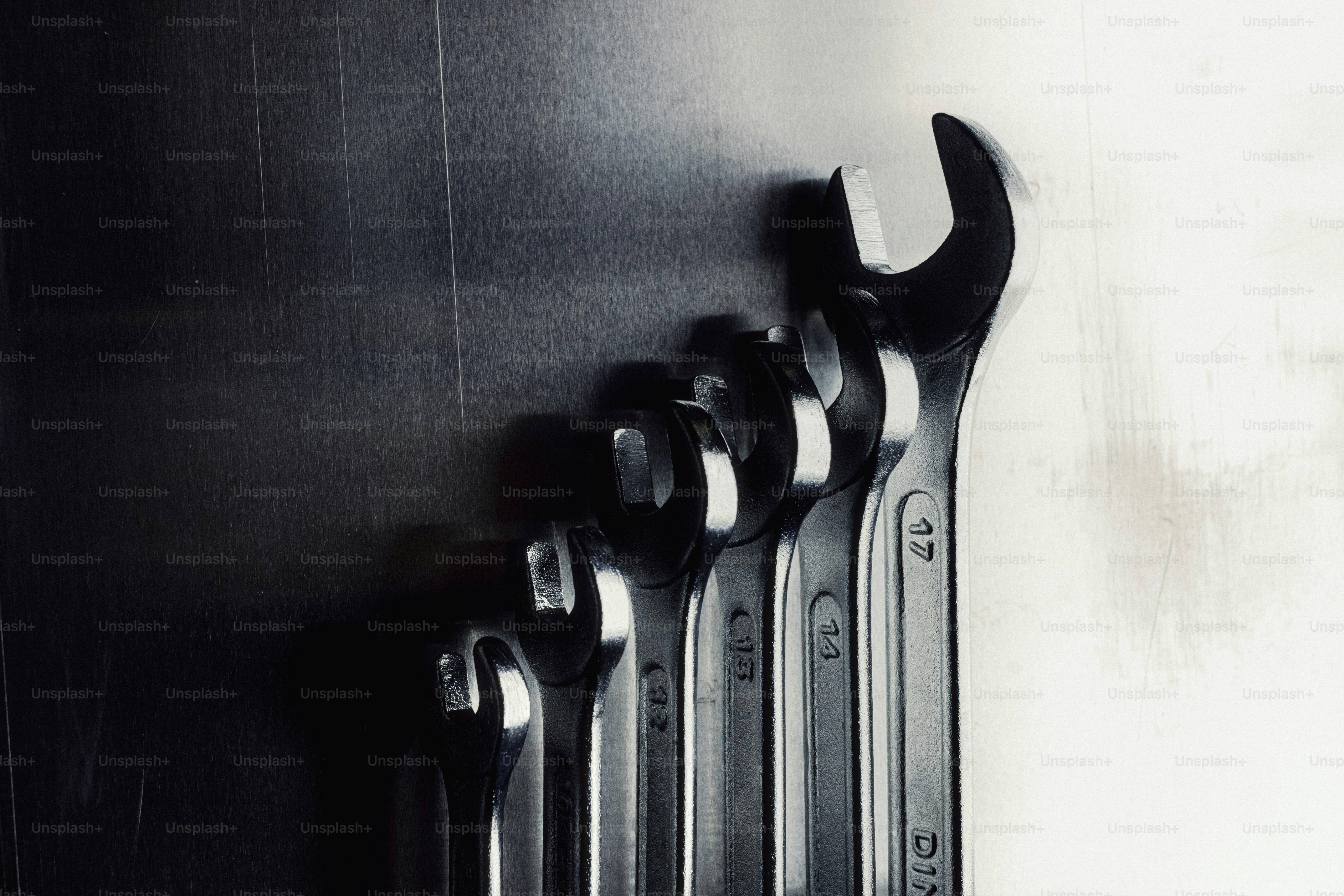 Um conjunto de chaves inglesas se alinhou em uma superfície.