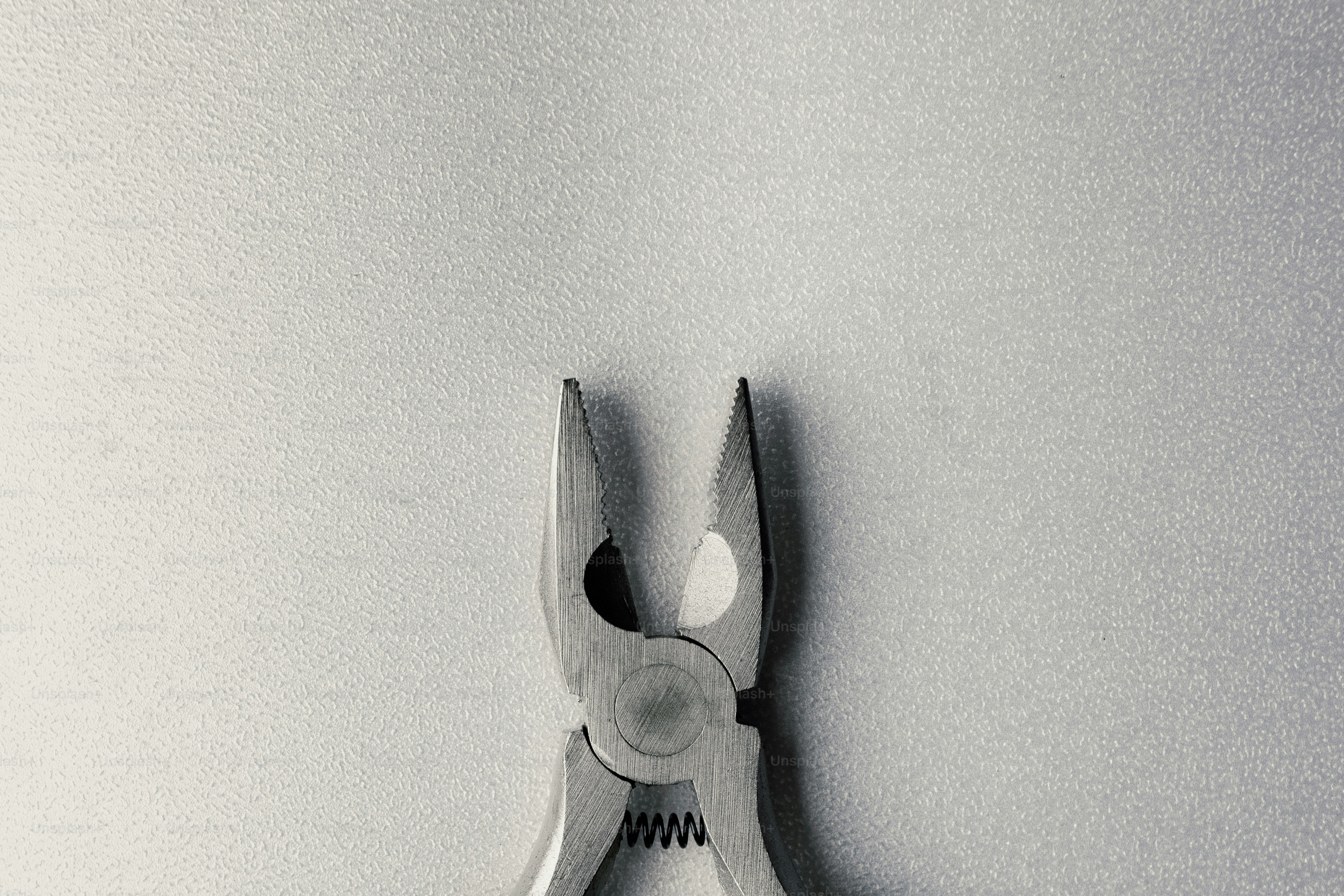 Un paio di pinze su uno sfondo chiaro.