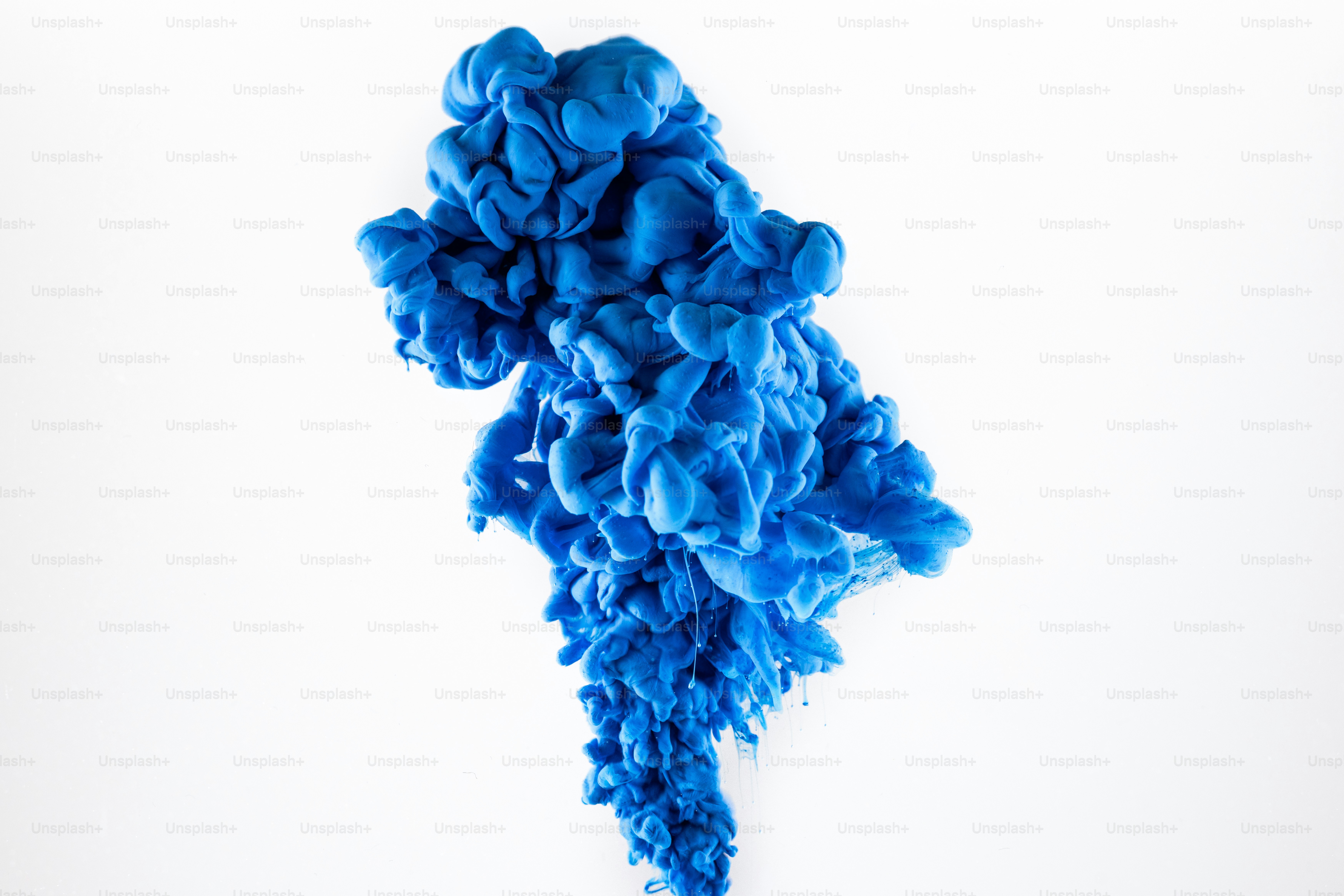 Nuvem de tinta azul se dissolvendo na água
