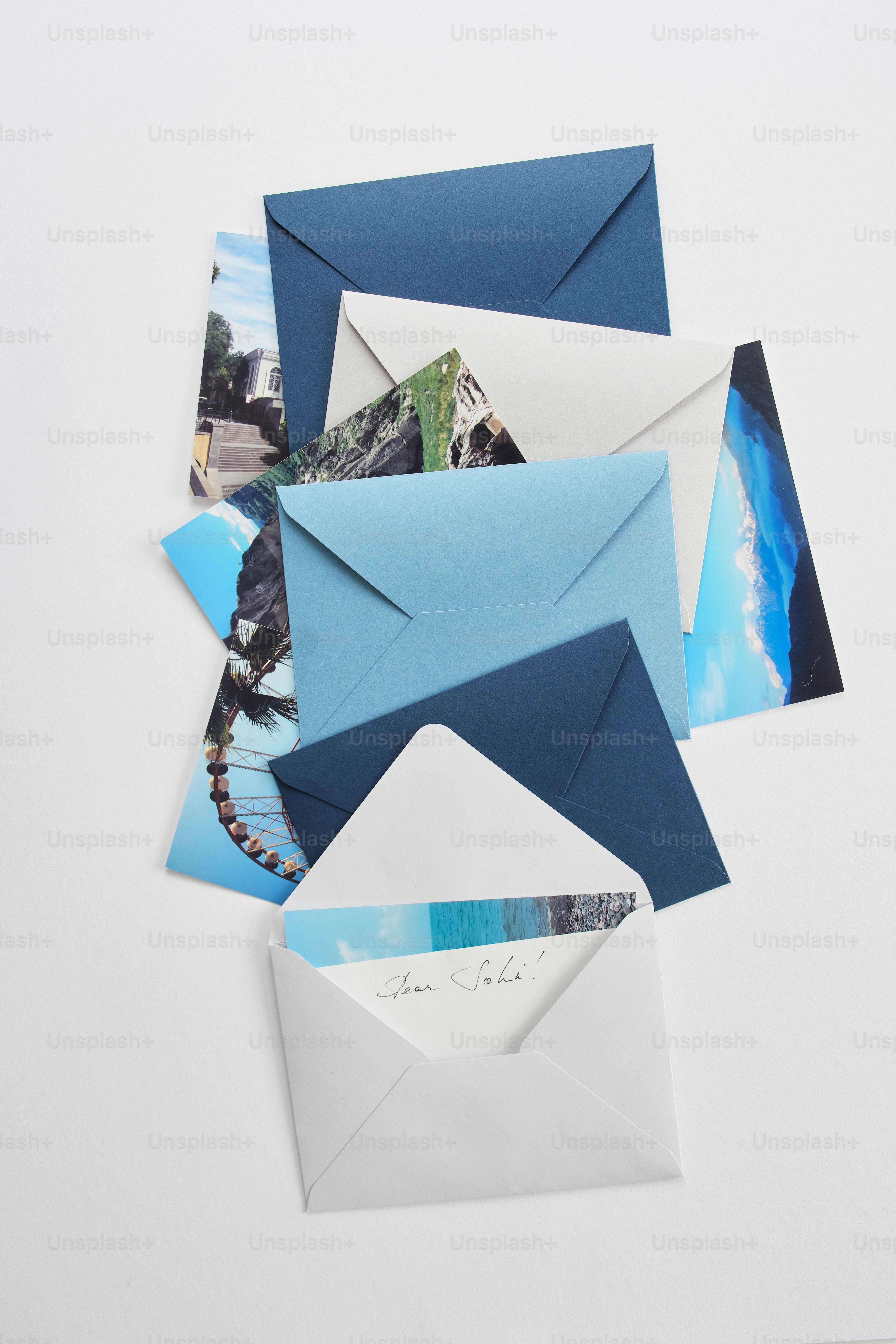 Diverse buste blu e bianche con cartoline.