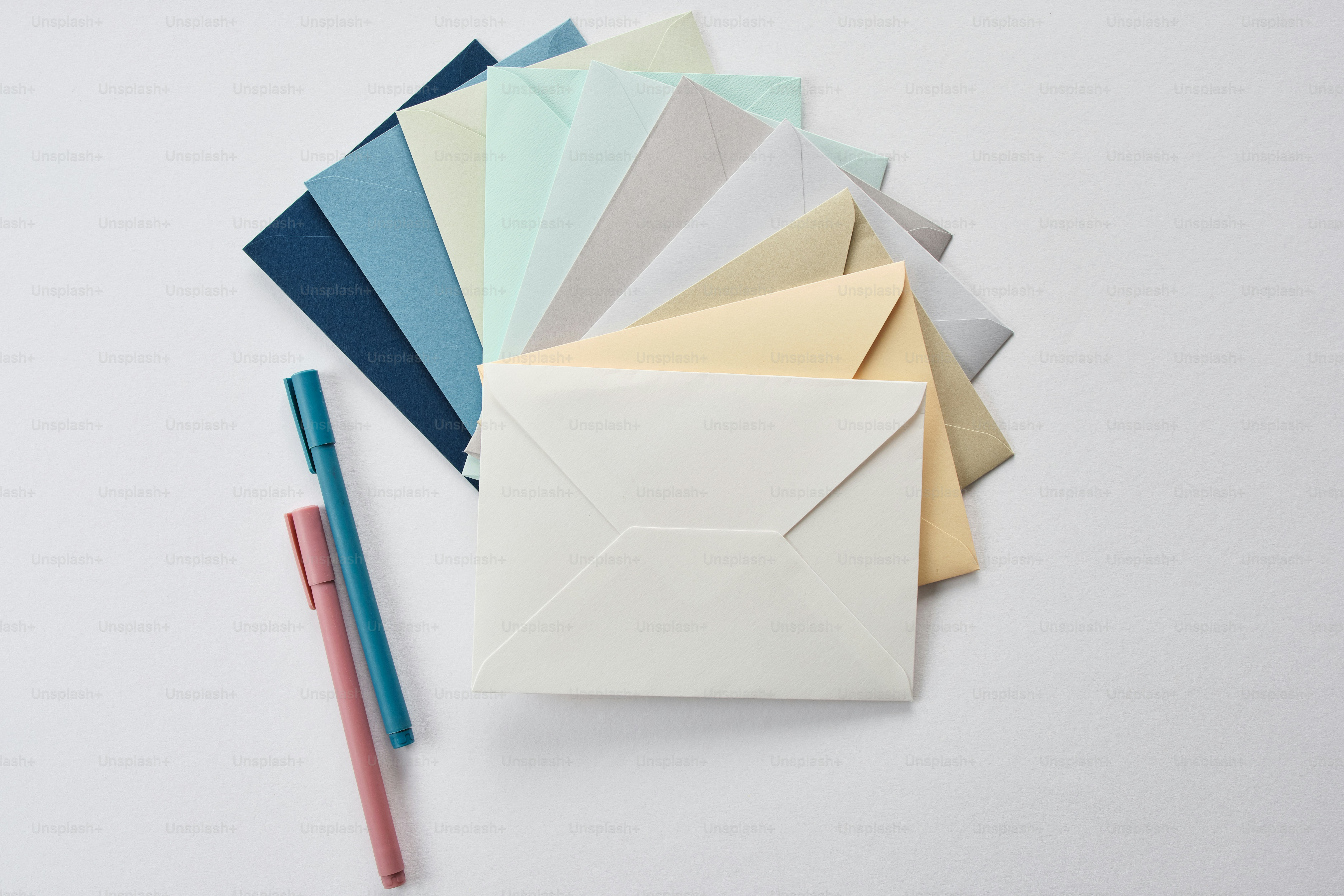 Buste e penne disposte in un ventaglio