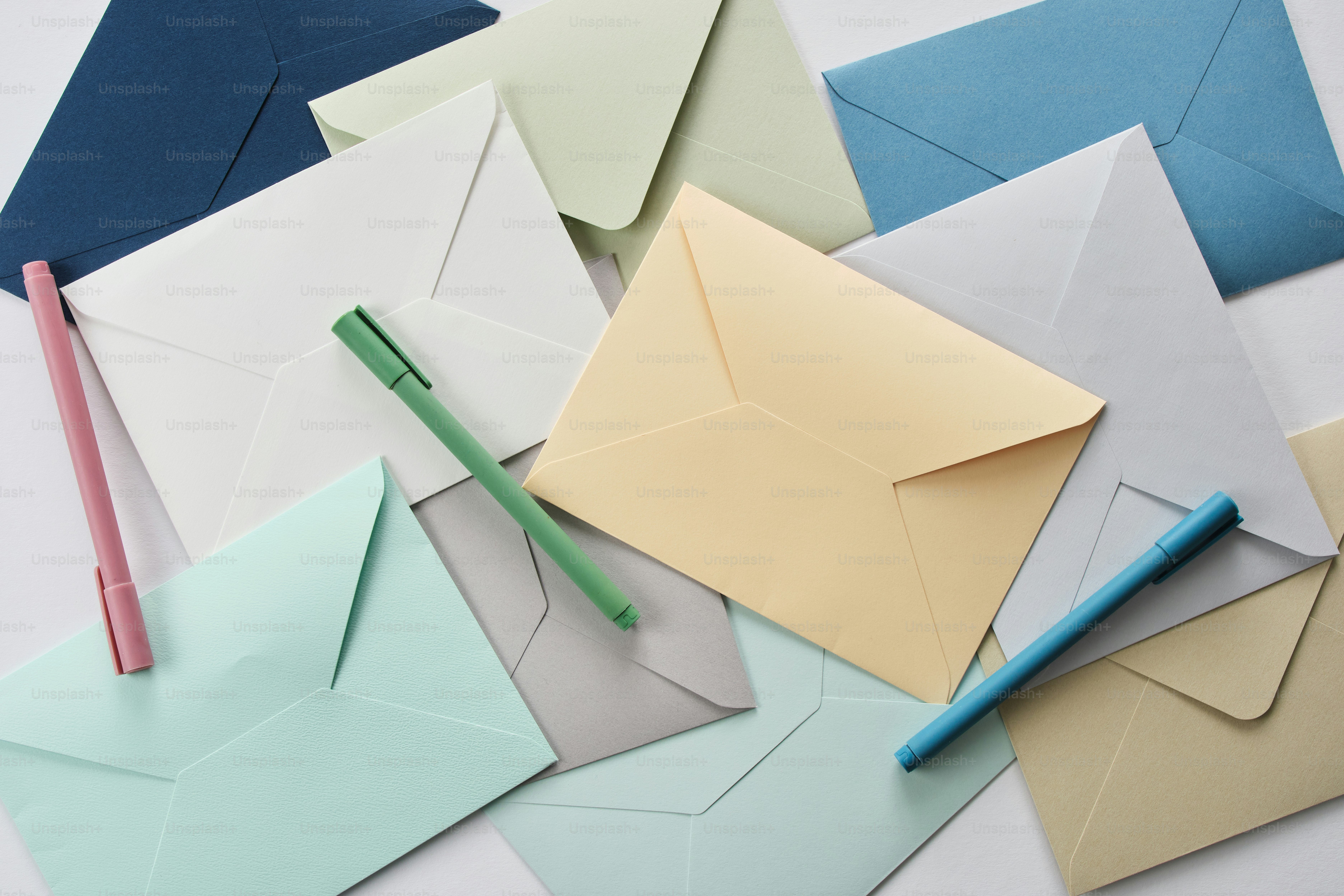 Varie buste e penne color pastello sparse