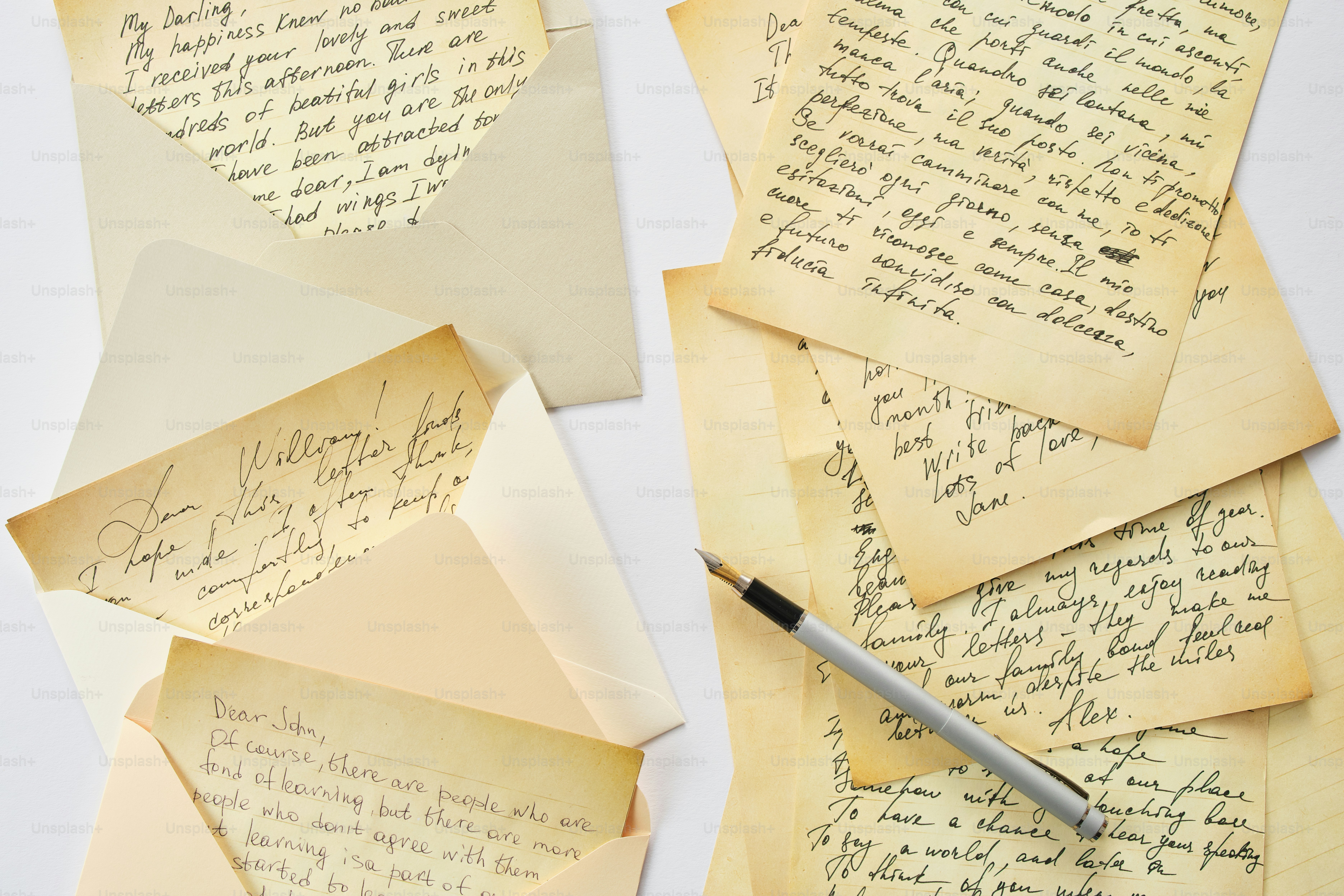Vecchie lettere e buste con una penna