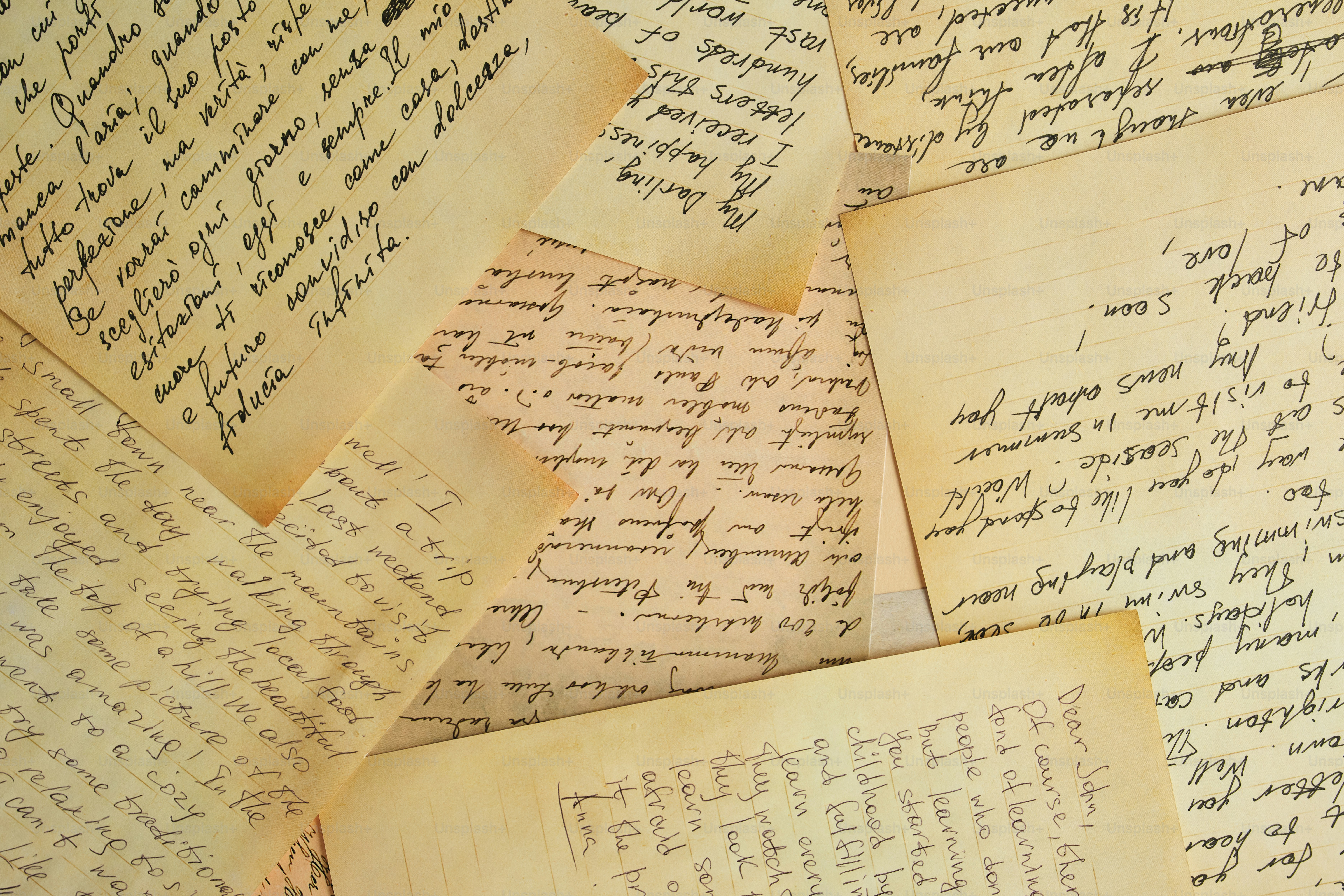 Lettere vintage scritte a mano su carta invecchiata.